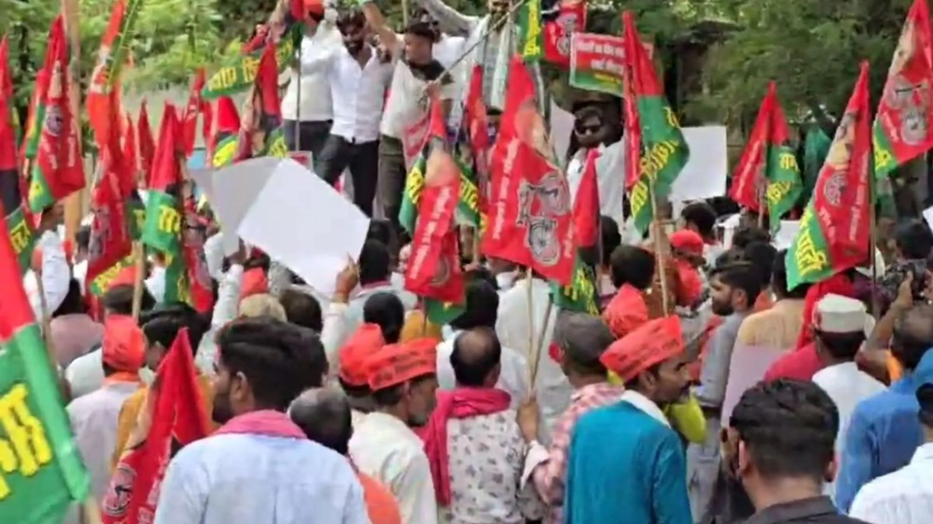 जालौन में सपा का प्रदर्शन, बिजली दरों में बढ़ोत्तरी और स्मार्ट मीटर की गड़बड़ियों के चलते जमकर किया विरोध  