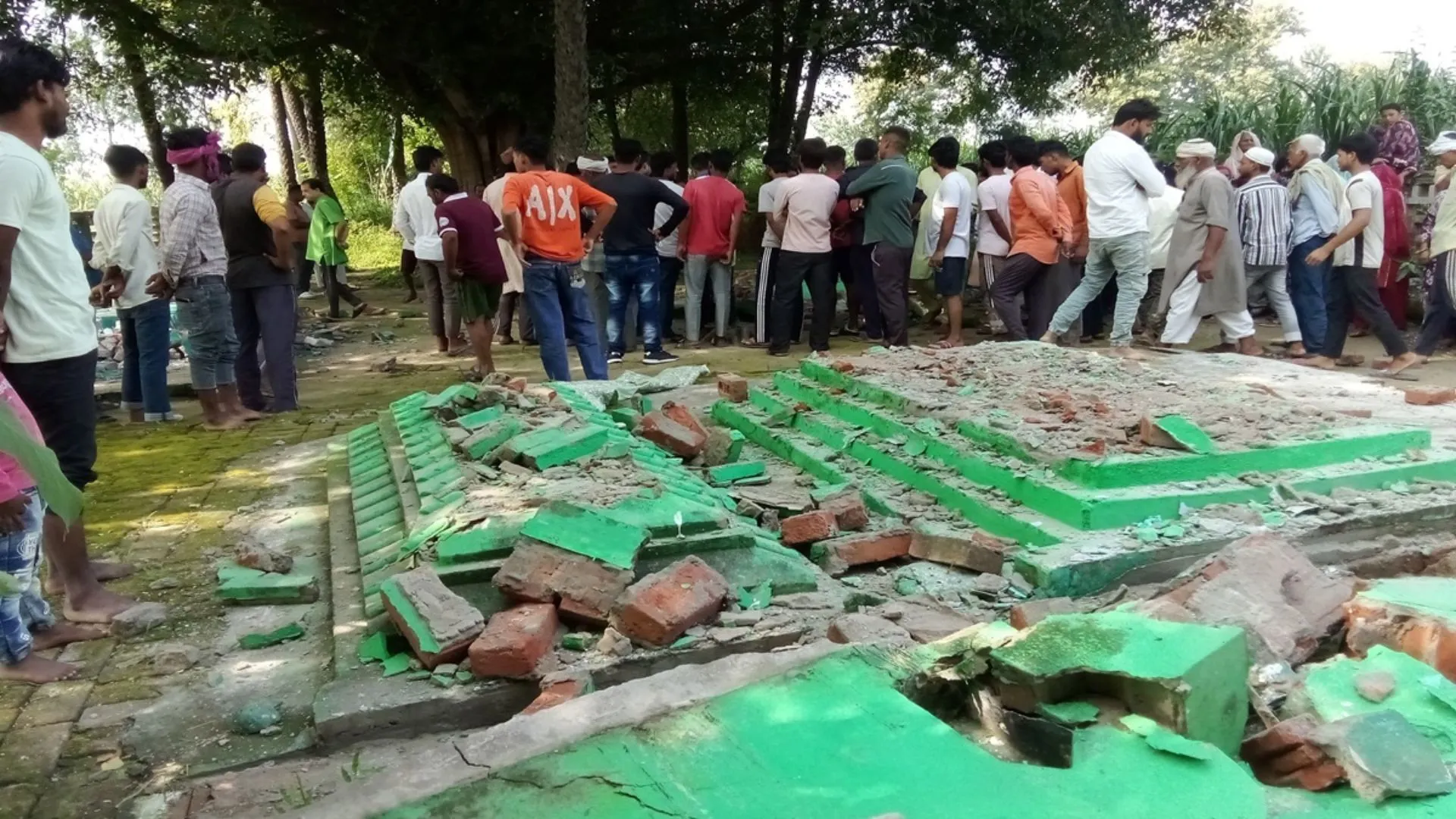    मजार तोड़कर माहौल बिगाड़ने का प्रयास, सूचना पर पहुंची पुलिस ने हंगामा कर रहे लोगों को किया शांत 