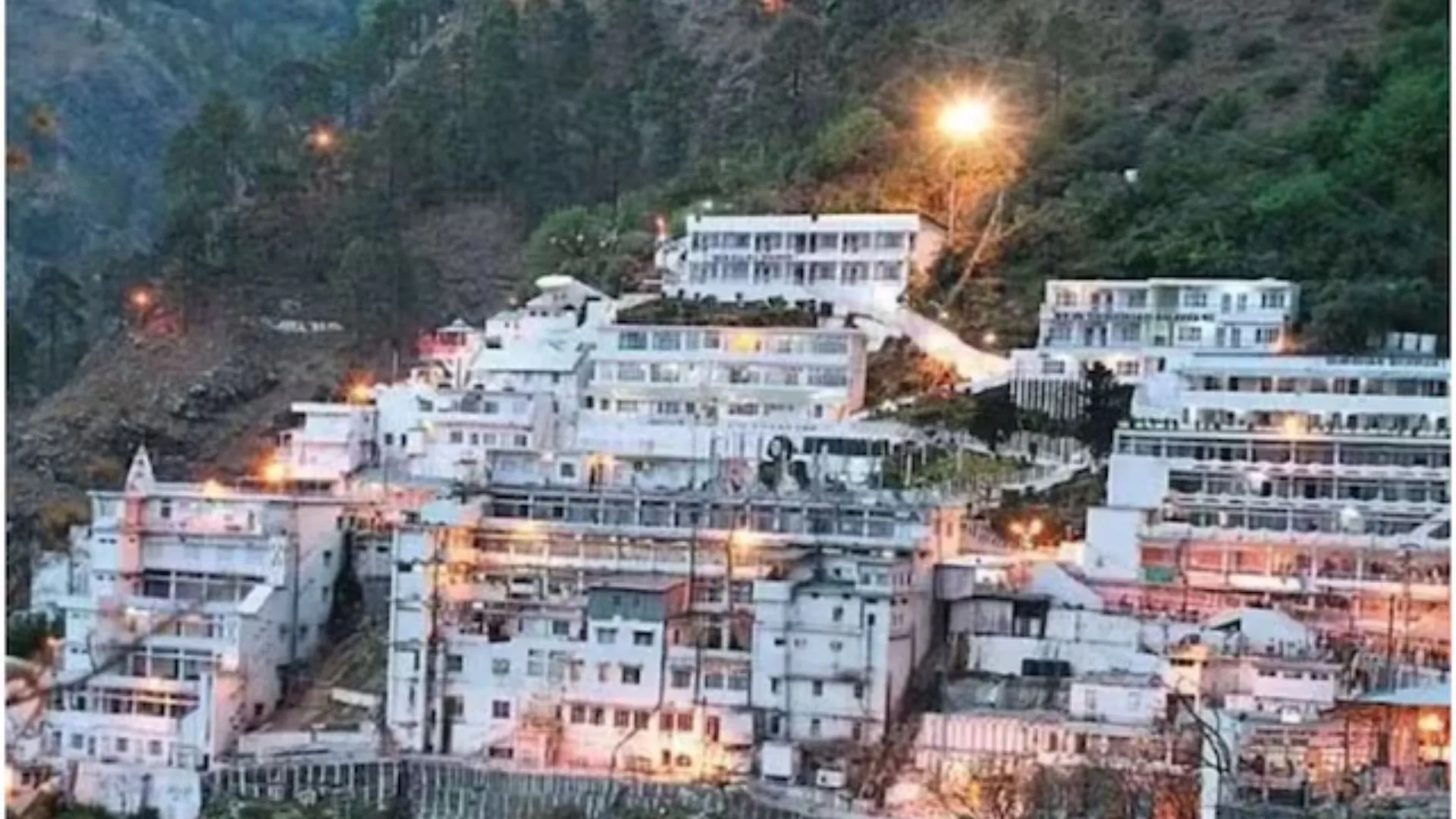 Vaishno Devi Yatra: इस दिन से खोले जायेगें वैष्णो देवी मंदिर के कपाट, 19 दिनों तक स्थगित रहने के बाद दर्शन कर पायेगें श्रद्धालु 