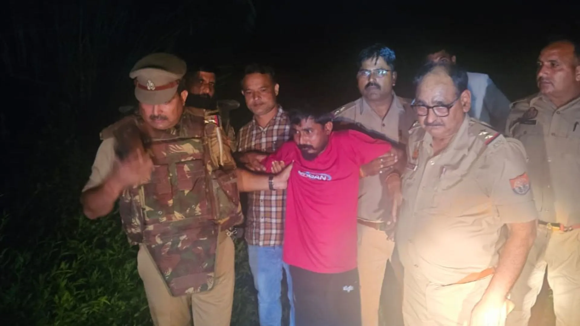यूपी पुलिस का एक्शन जारी : मुठभेड़ में धरे गए 2 शातिर बदमाश, 1 बदमाश के पैर में लगी गोली