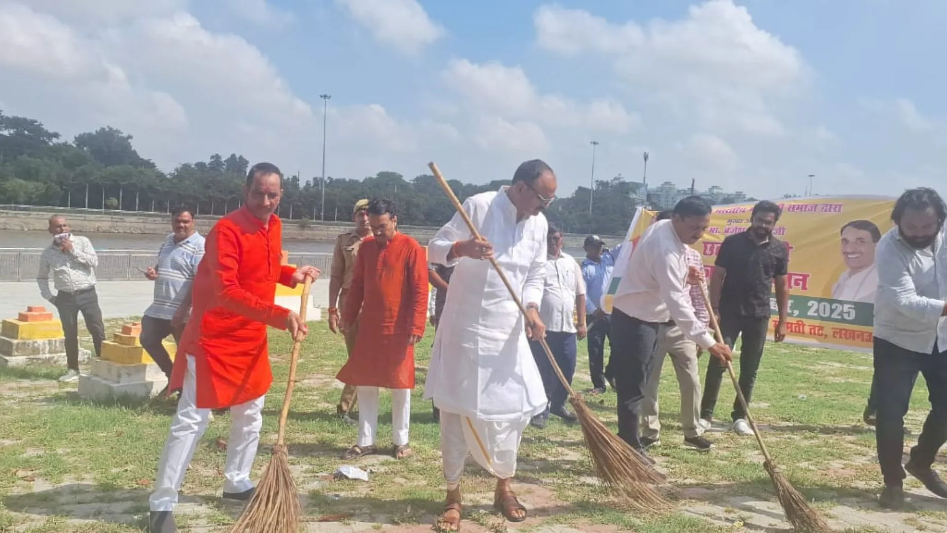 आस्था के महापर्व छठ पर घाटों की सफाई का कार्य जारी, उप मुख्यमंत्री ब्रजेश पाठक भी हुए शामिल