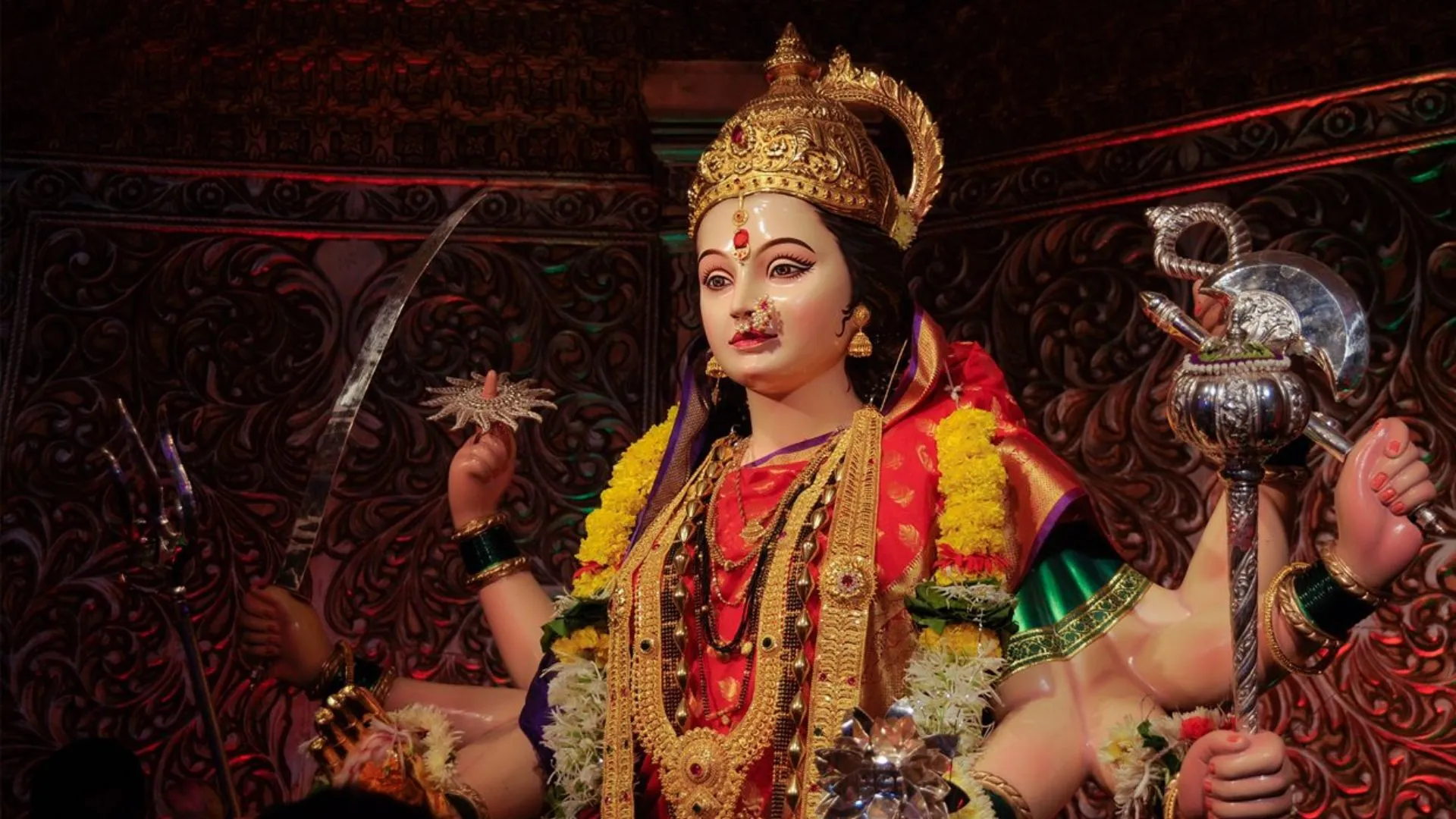 शारदीय नवरात्र पर जयकारों की गूंज...महराजगंज में हर वर्ष स्थापित होती है स्वनिर्मित मां दुर्गा की प्रतिमा