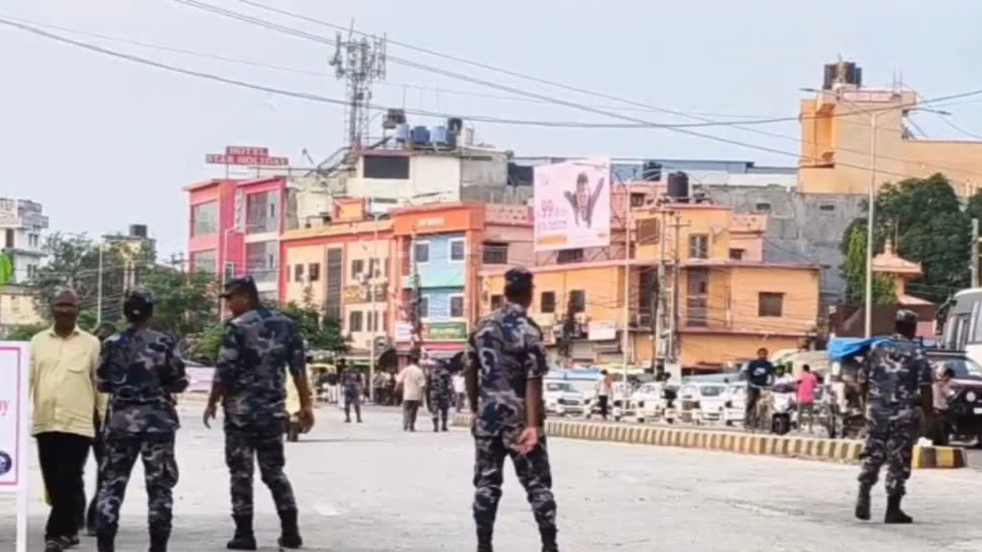 नेपाल में हिंसा के बीच सोनौली बॉर्डर पर हाई अलर्ट: मुस्तैद हुई UP पुलिस और SSB जवान, सुरक्षा के कड़े इंतजाम 