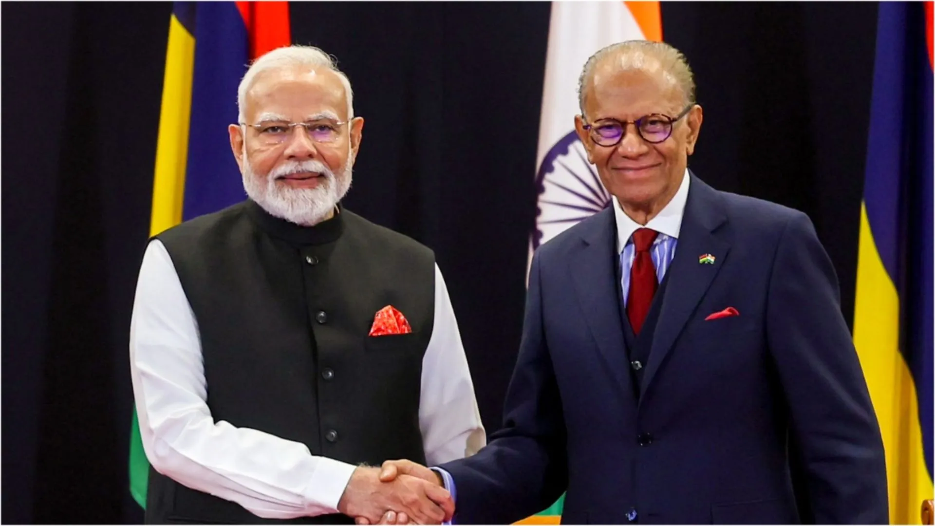 काशी पहुंचे PM मोदी, CM योगी और राज्यपाल ने किया स्वागत, मॉरीशस के प्रधानमंत्री से करेंगे द्विपक्षीय मुद्दों पर चर्चा 