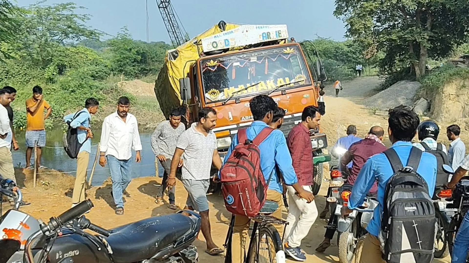 अमेठीः मालती नदी के वैकल्पिक मार्ग पर ओवरलोड ट्रक फँसा, आवागमन बाधित