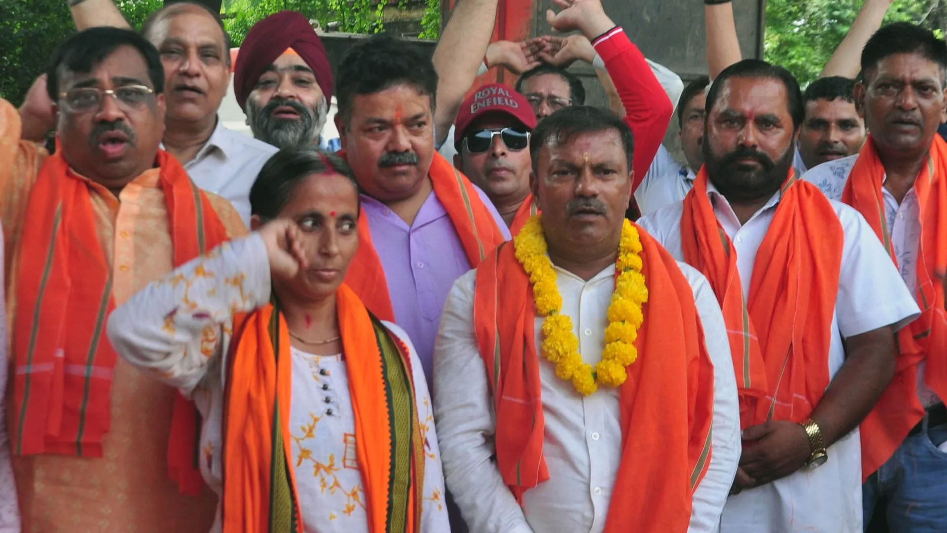 दुर्गा पंडाल स्थलों पर सफाई व लाइट न लगाने से सभासद आक्रोशित, प्रभारी अधिशासी अधिकारी को दिया ज्ञापन