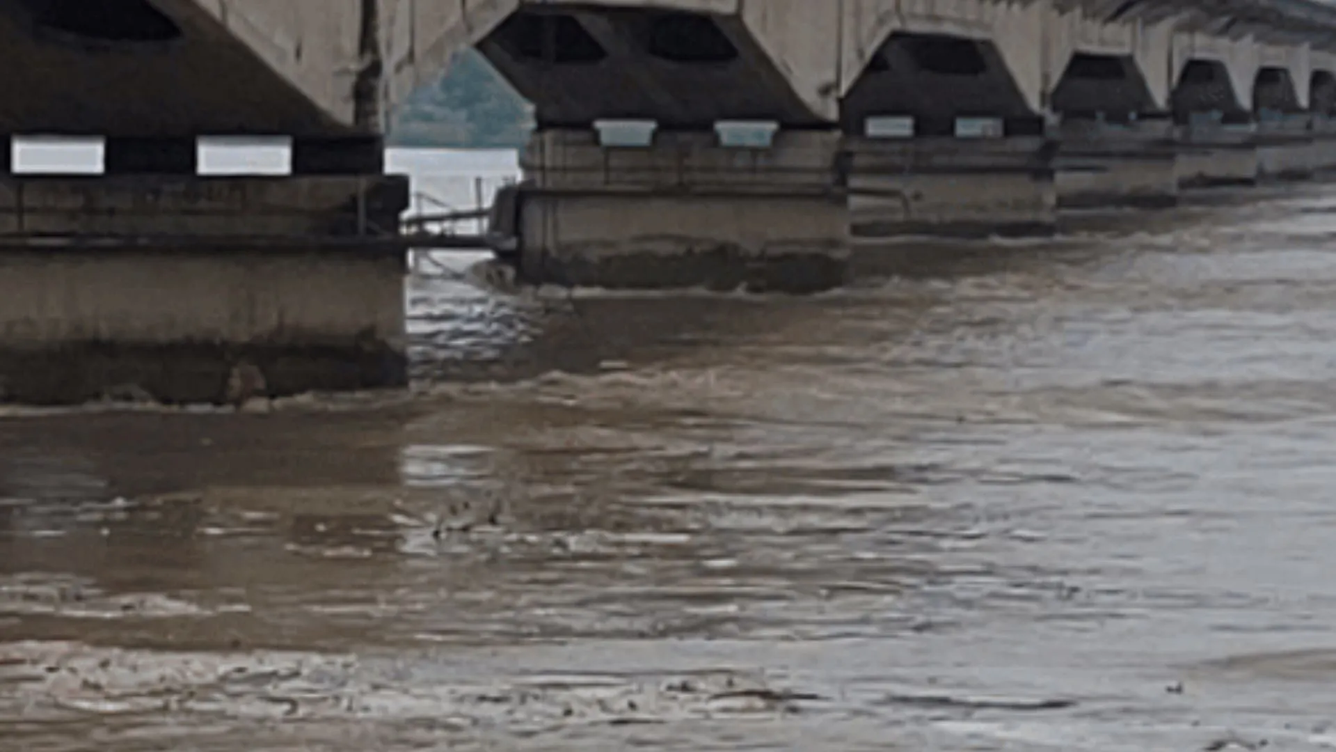 अयोध्या में सरयू फिर उफान पर...कई गांवों में फिर घुसा पानी, खतरे के निशान से 96 सेमी. ऊपर बह रही नदी 