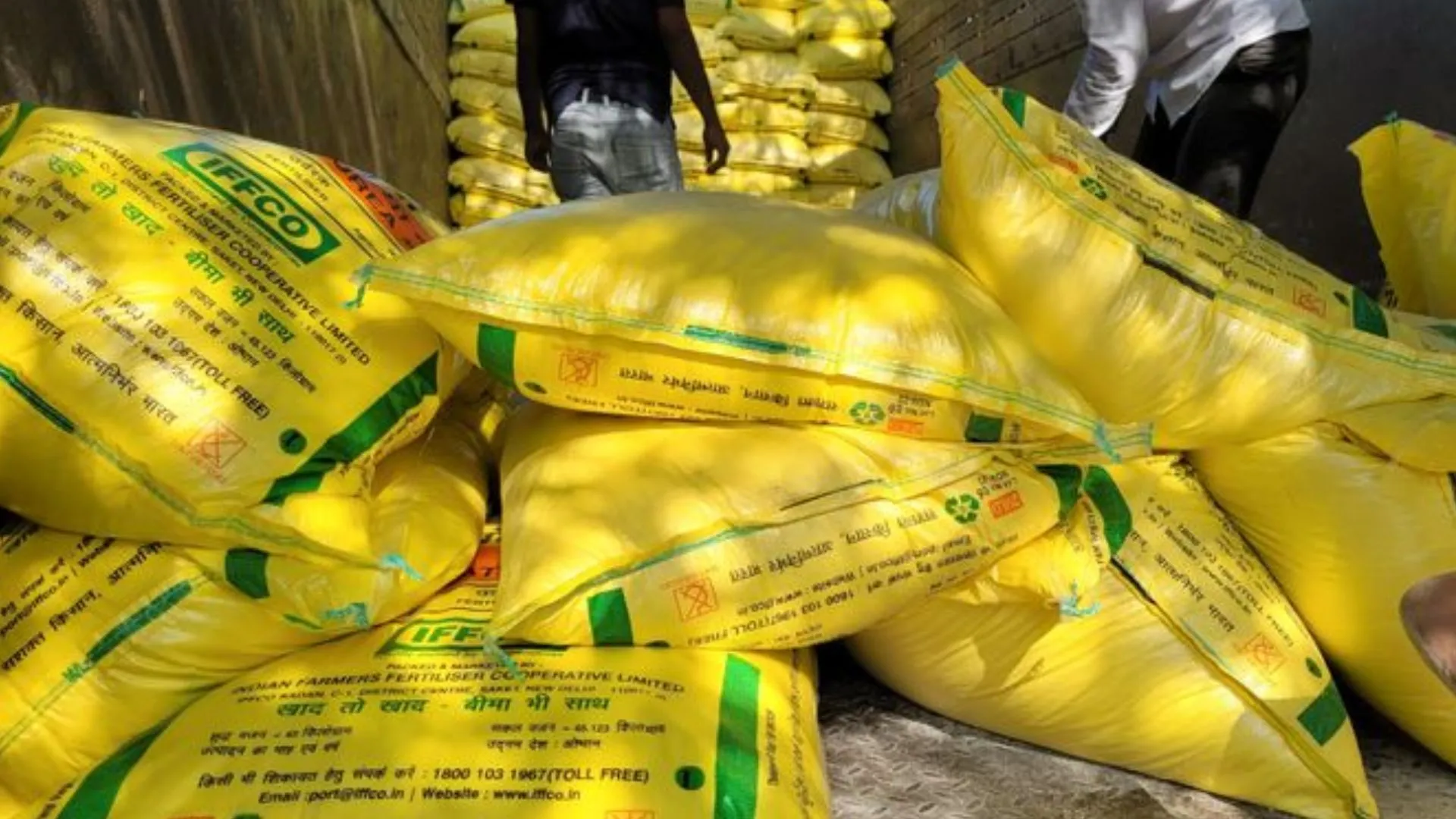 किसानों के बवाल के चलते ठप हो गया यूरिया खाद वितरण, पुलिस ने पहुंच कर शांत कराया विवाद 