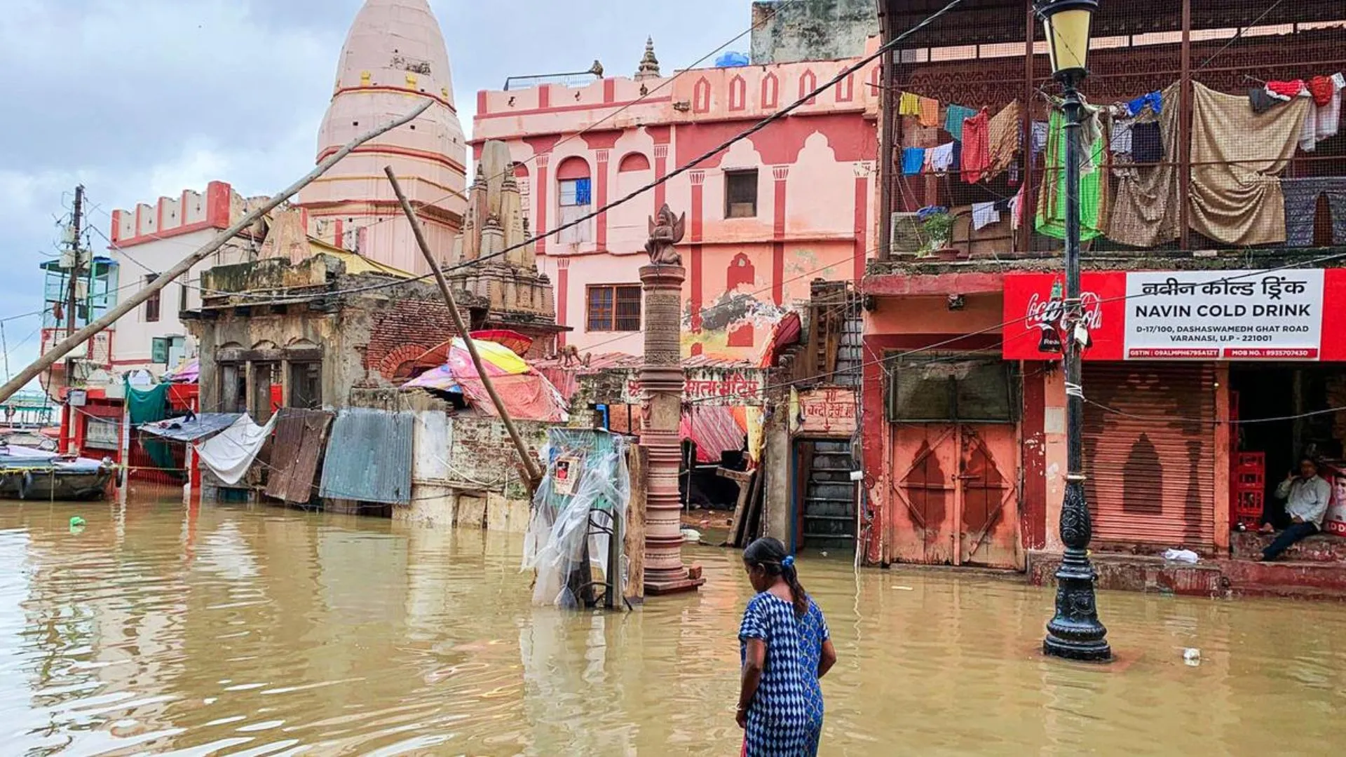 वाराणसी में गंगा का जलस्तर चेतावनी बिंदु के पार..पलायन को मजबूर हुए लोग, कई घाटों का संपर्क टूटा 