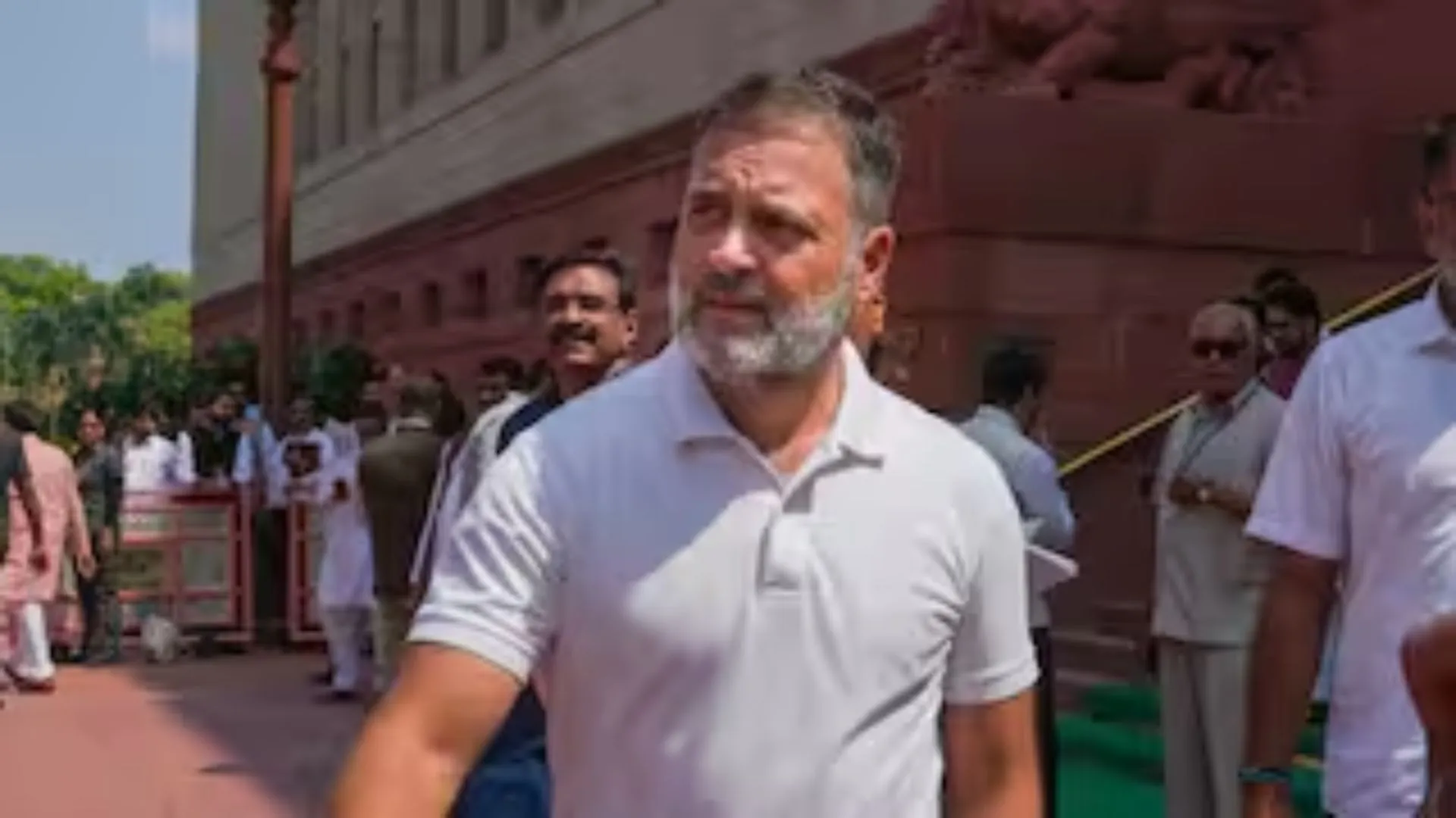 रायबरेली पहुंचे राहुल गांधी, 2 दिवसीय दौरे में कई कार्यक्रमों में लेंगे हिस्सा...विकास परियोजनाओं की करेंगे समीक्षा 