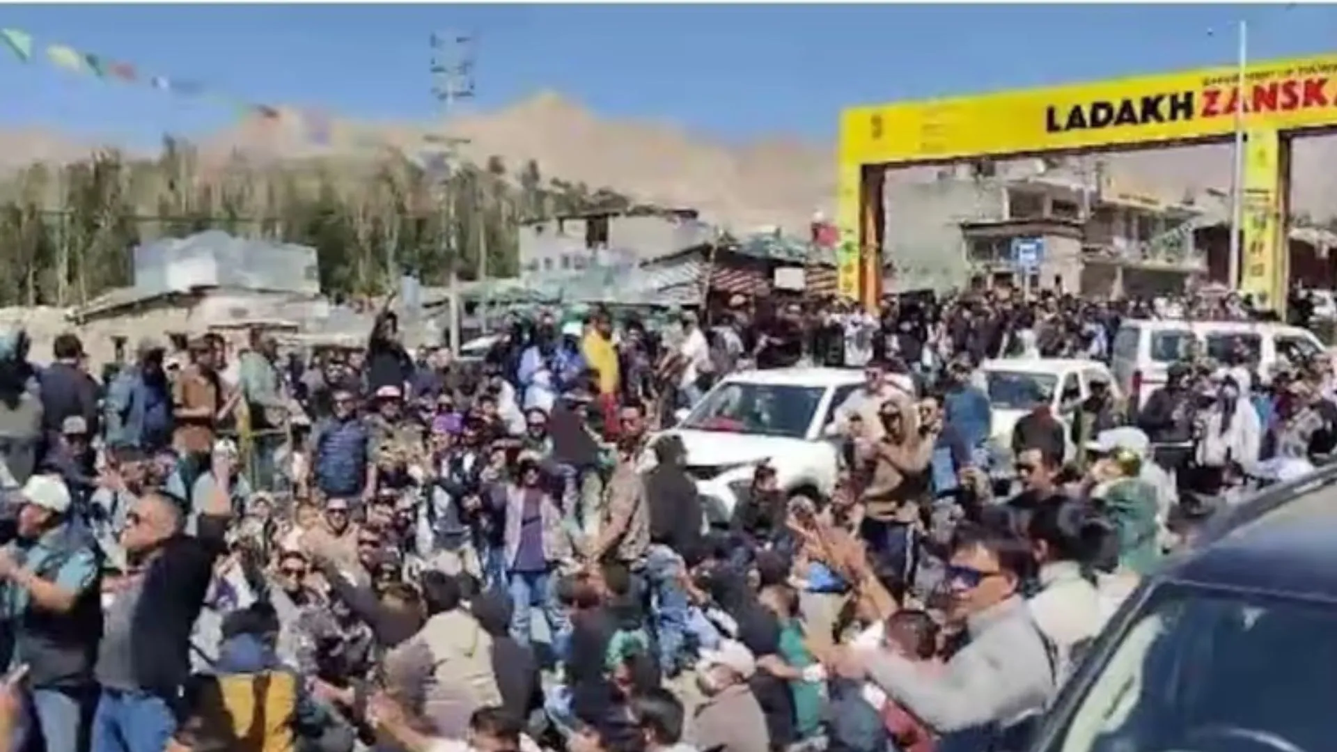 Leh Ladakh Protest:  लेह में हिंसा...प्रदर्शनकारियों और सुरक्षाबलों के बीच झड़प, 4 लोगों की मौत, 30 घायल