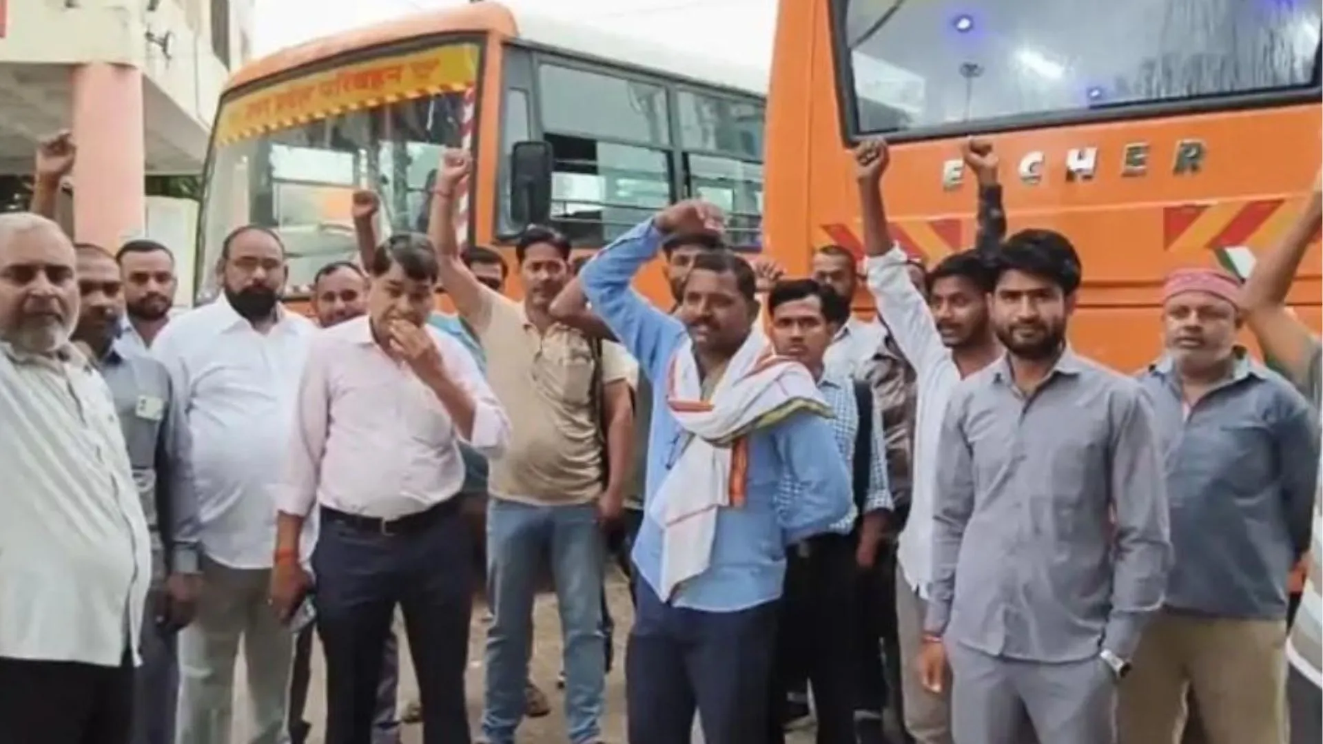 अमेठी में रोडवेज परिचालकों का विरोध:  हमलों से नाराज कर्मचारियों ने रोकी बसें, किया जोरदार प्रदर्शन