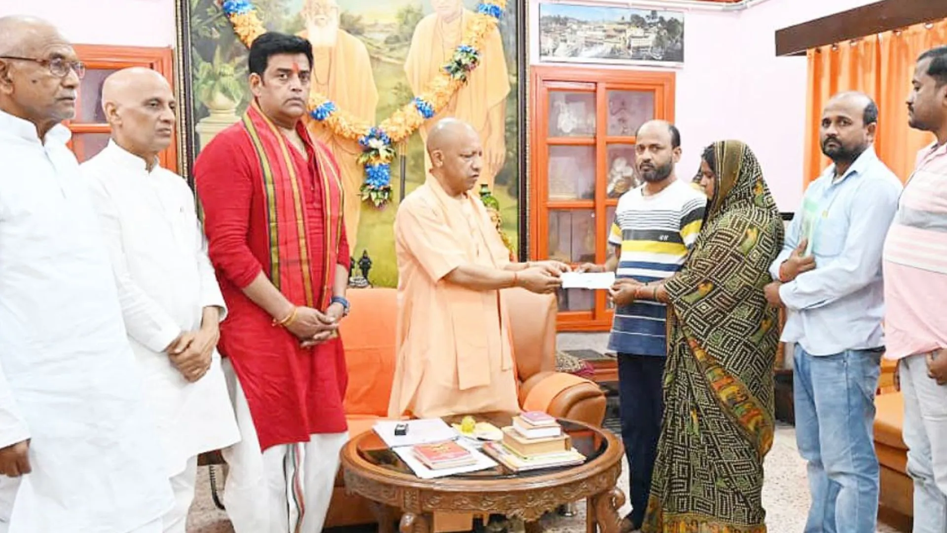 पशु तस्करों के हमले में मारे गए दीपक के परिजनों मिले CM योगी..दिया भरोसा, हत्या में शामिल आरोपियों पर होगी सख्त कार्रवाई