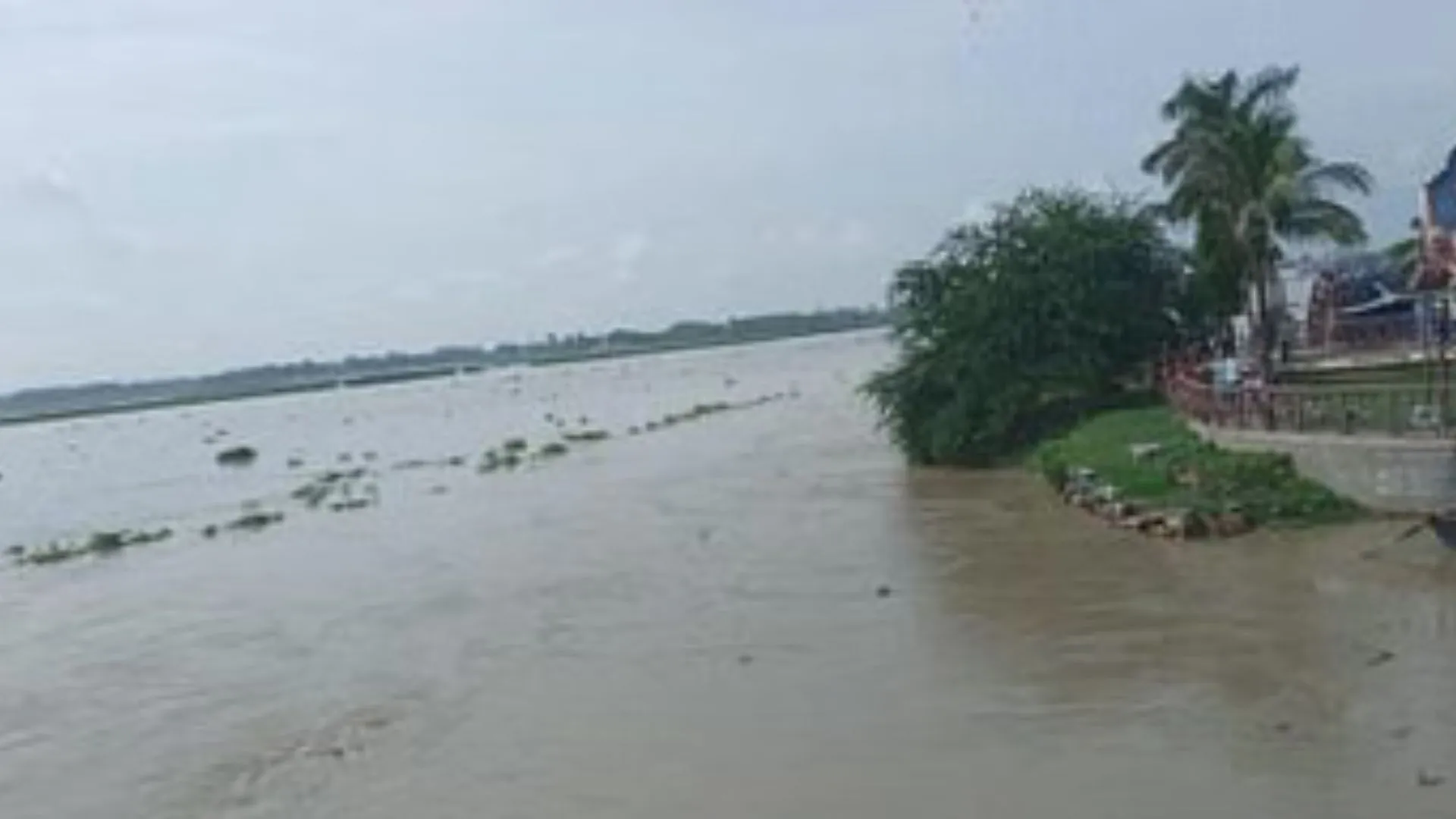 खतरे के निशान से ऊपर पहुंची सरयू, आफत बना बाढ़ का पानी, चपेट में आए दर्जनों गांव