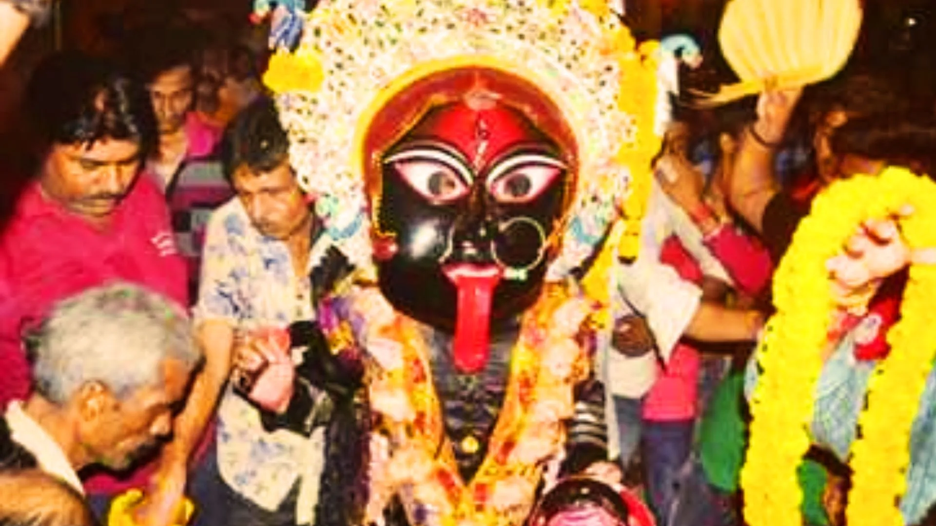 प्रयागराज में पांच दिवसीय काली स्वांग की भव्य शुरुआत: एक अनूठी परंपरा, जो नवरात्र के दौरान विशेष आकर्षण का केंद्र