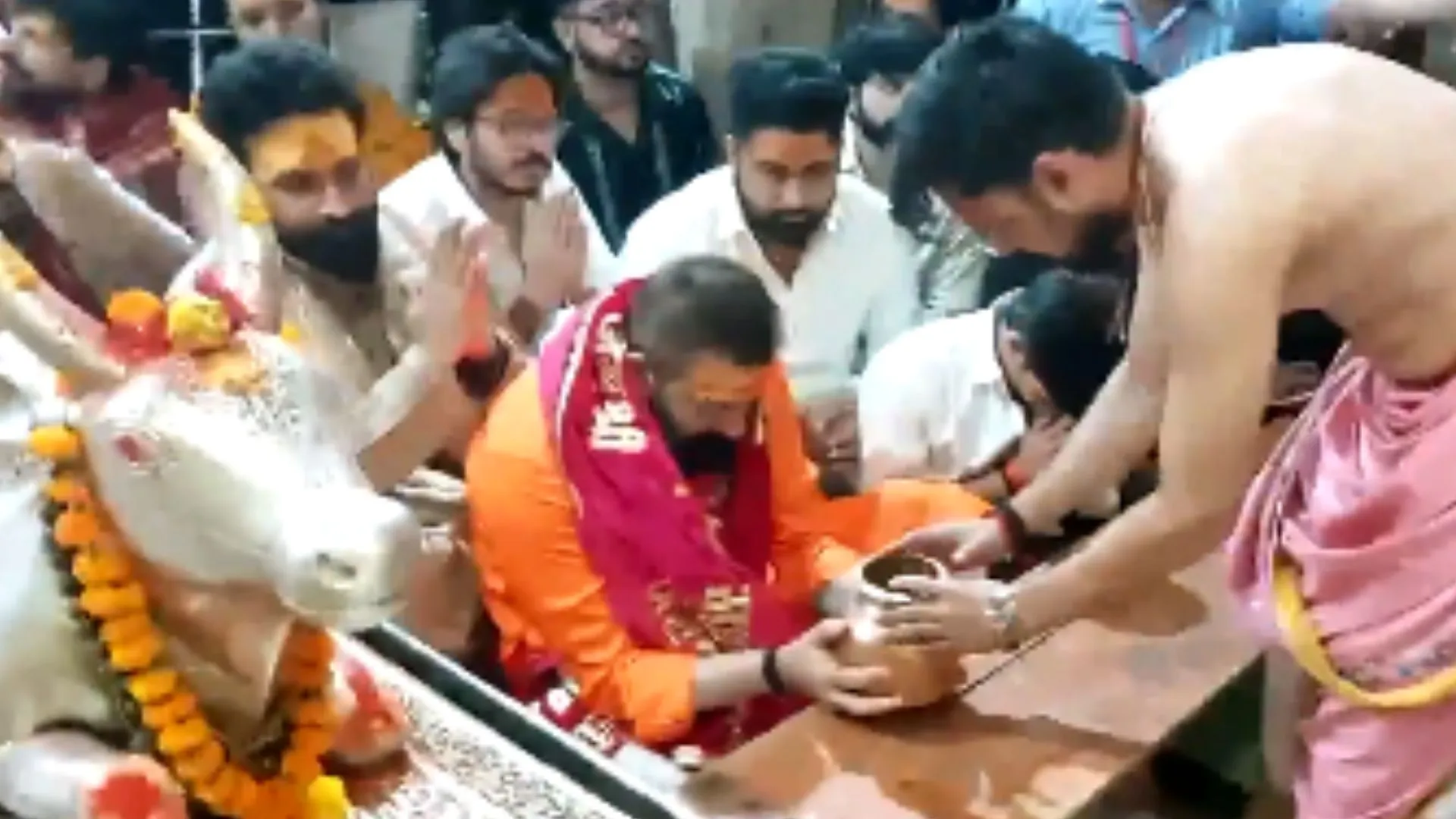 नवरात्री पर महाकाल के दरबार में हाजिरी लगाने पहुंचे संजय दत्त, भस्म आरती में हिस्सा लेकर किये दर्शन-पूजन 