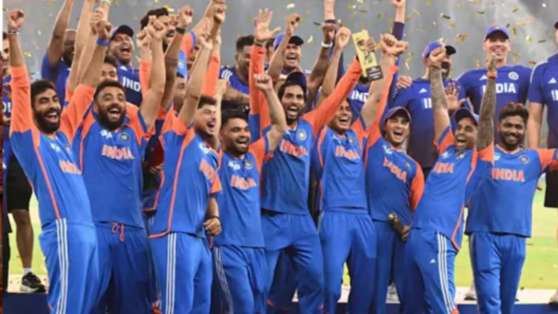 लखनऊ में भारत-पाकिस्तान क्रिकेट मुकाबले के बाद जश्न का माहौल, प्रमुख चौराहों पर उमड़ी भीड़