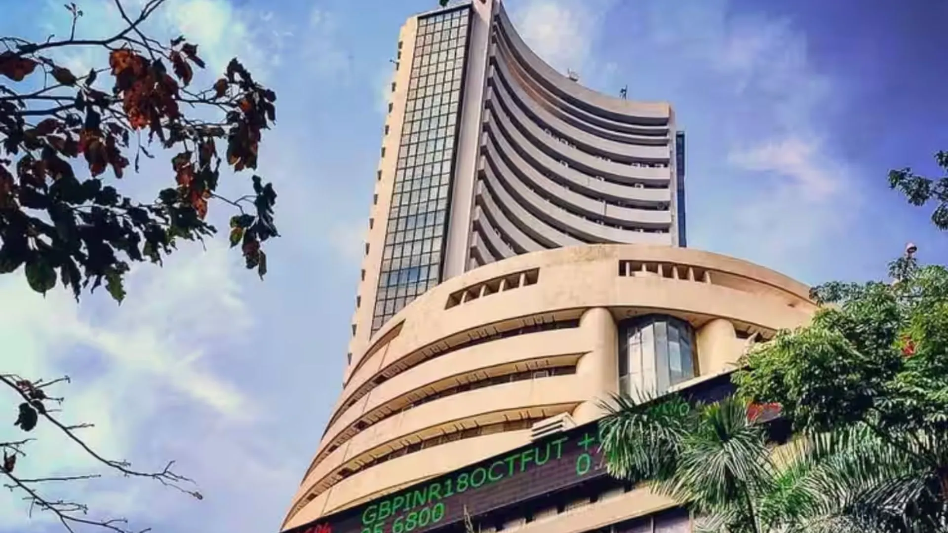 Stock Market Today: GST 2.O में बदलाव के बाद शेयर बाजार में बहार, 900 अंक उछला सेंसेक्स, जानिए निफ्टी का हाल 