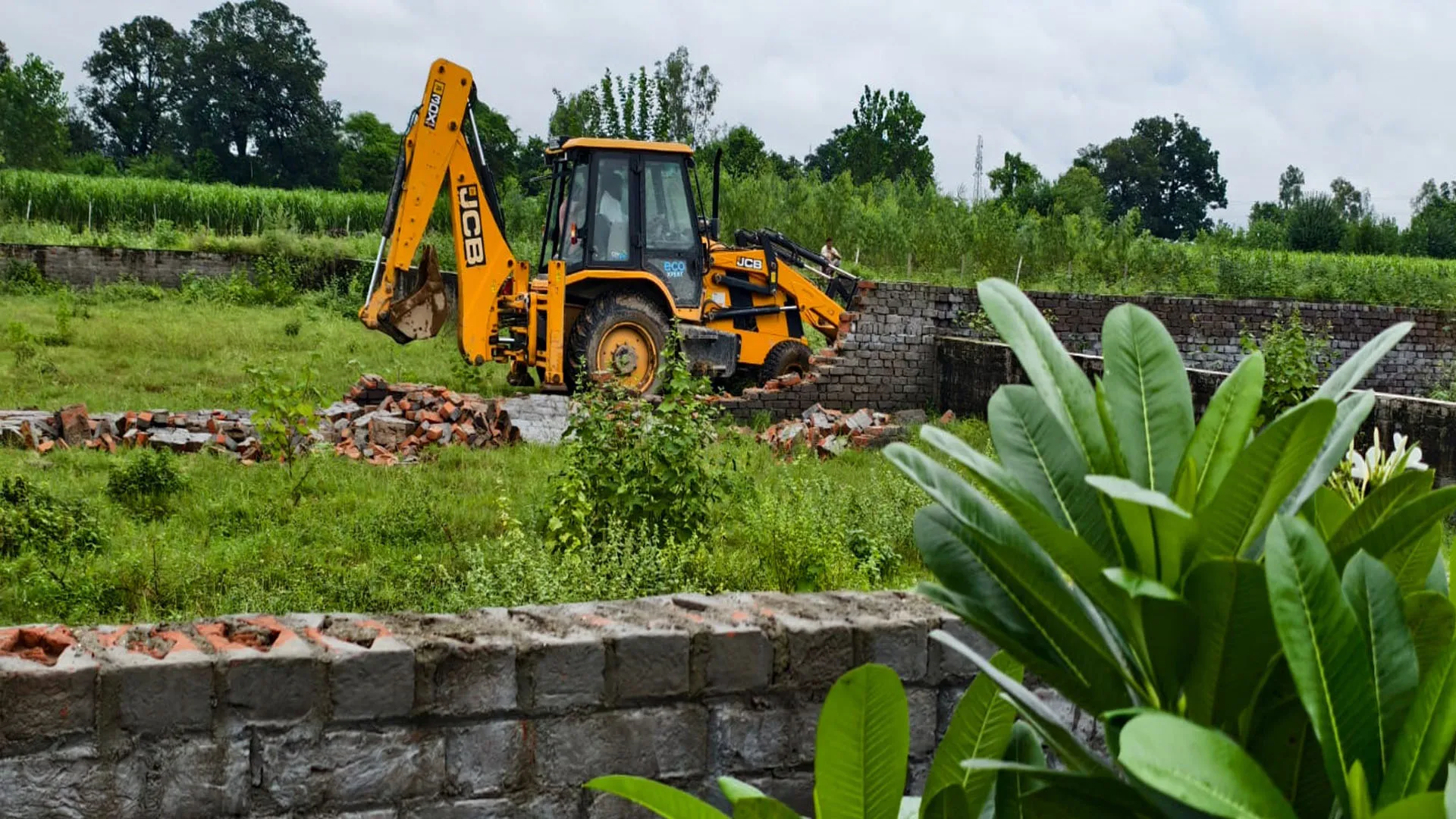 Bareilly : BDA ने अवैध कॉलोनियों को बुलडोजर चलाकर किया ध्वस्त