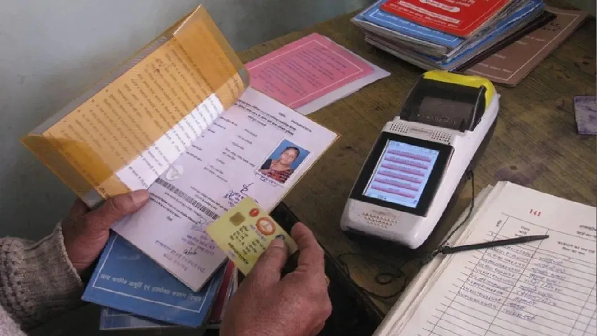 UP : ई-केवाईसी न कराना पड़ा भारी, 3 लाख लोगों के नाम राशन कार्ड से निलंबित
