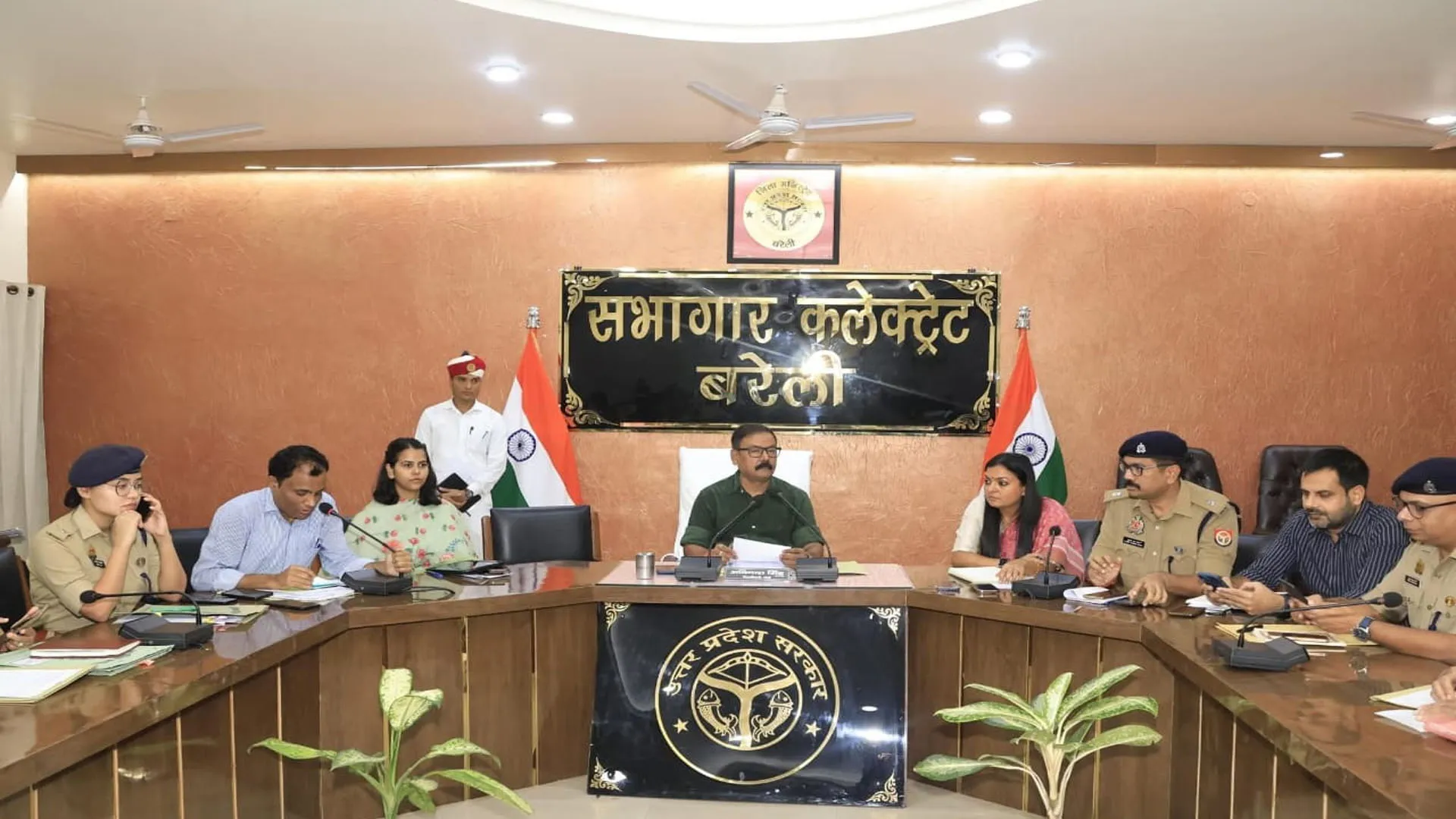 Bareilly :  ईद मिलादुन्नबी पर संवेदनशील इलाकों की निगरानी के डीएम ने दिए निर्देश