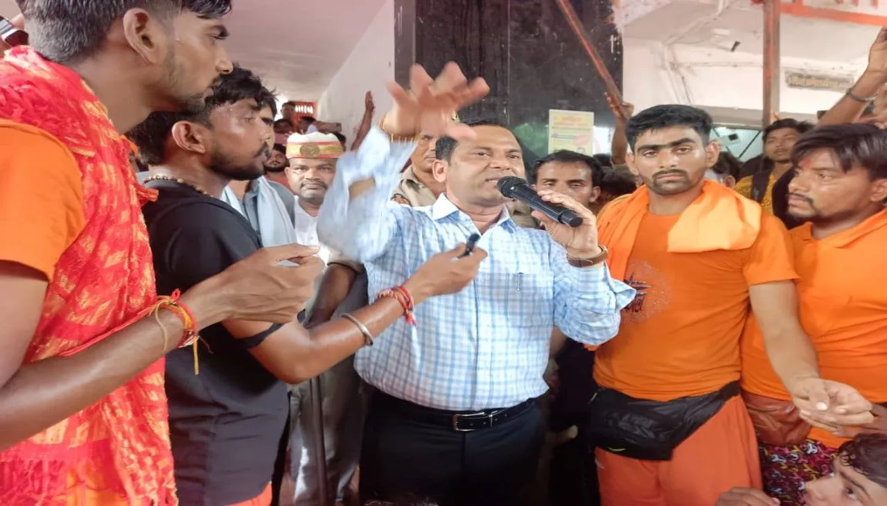 बाराबंकी : भड़के कांवड़ियों का हंगामा, अफसरों ने मांगी माफी, सिपाही के थप्पड़ मारने से बढ़ा विवाद