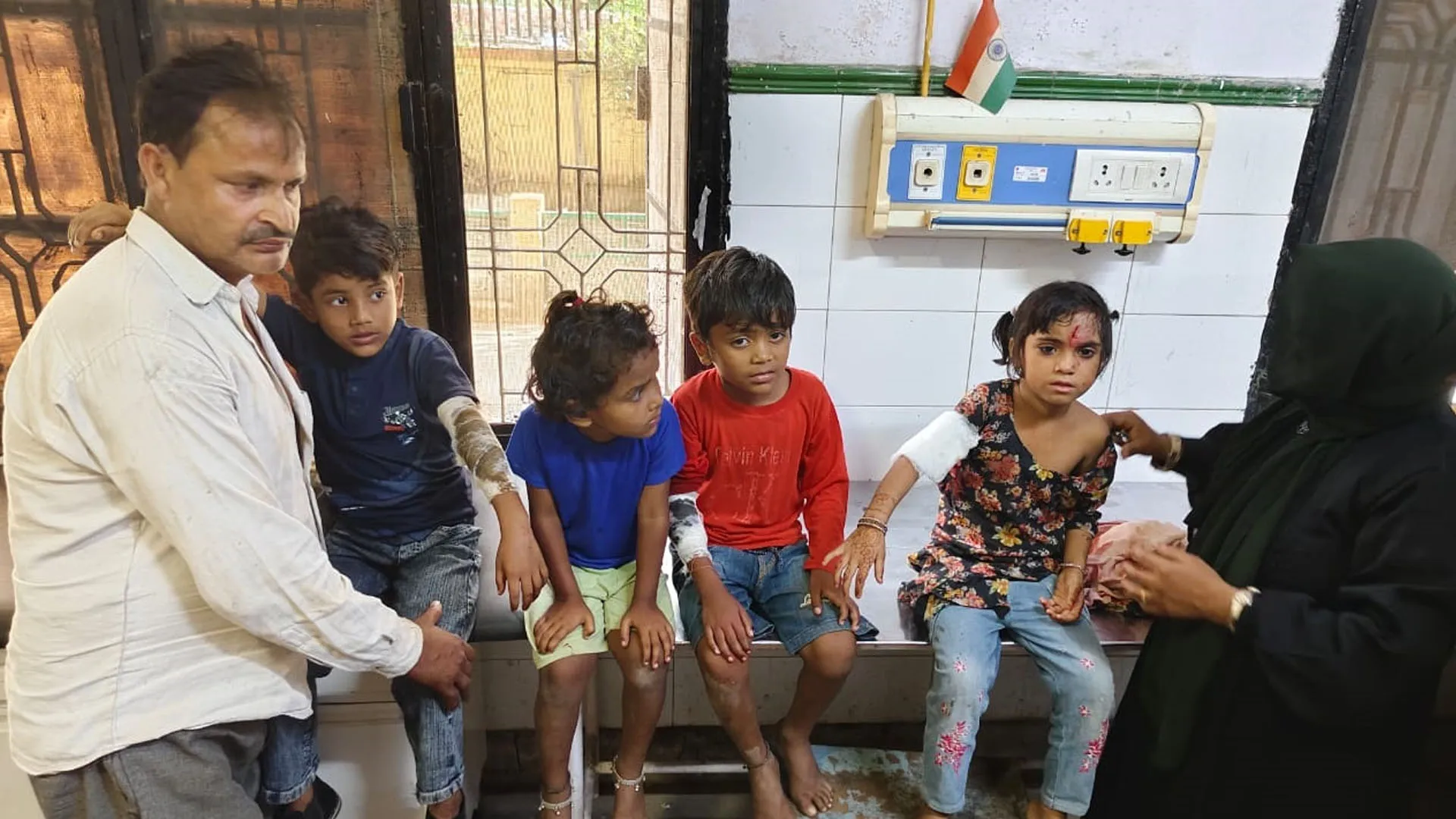 आवारा पशुओं का आतंक : कुत्तों ने भाई बहन सहित चार बच्चों को किया लहूलुहान