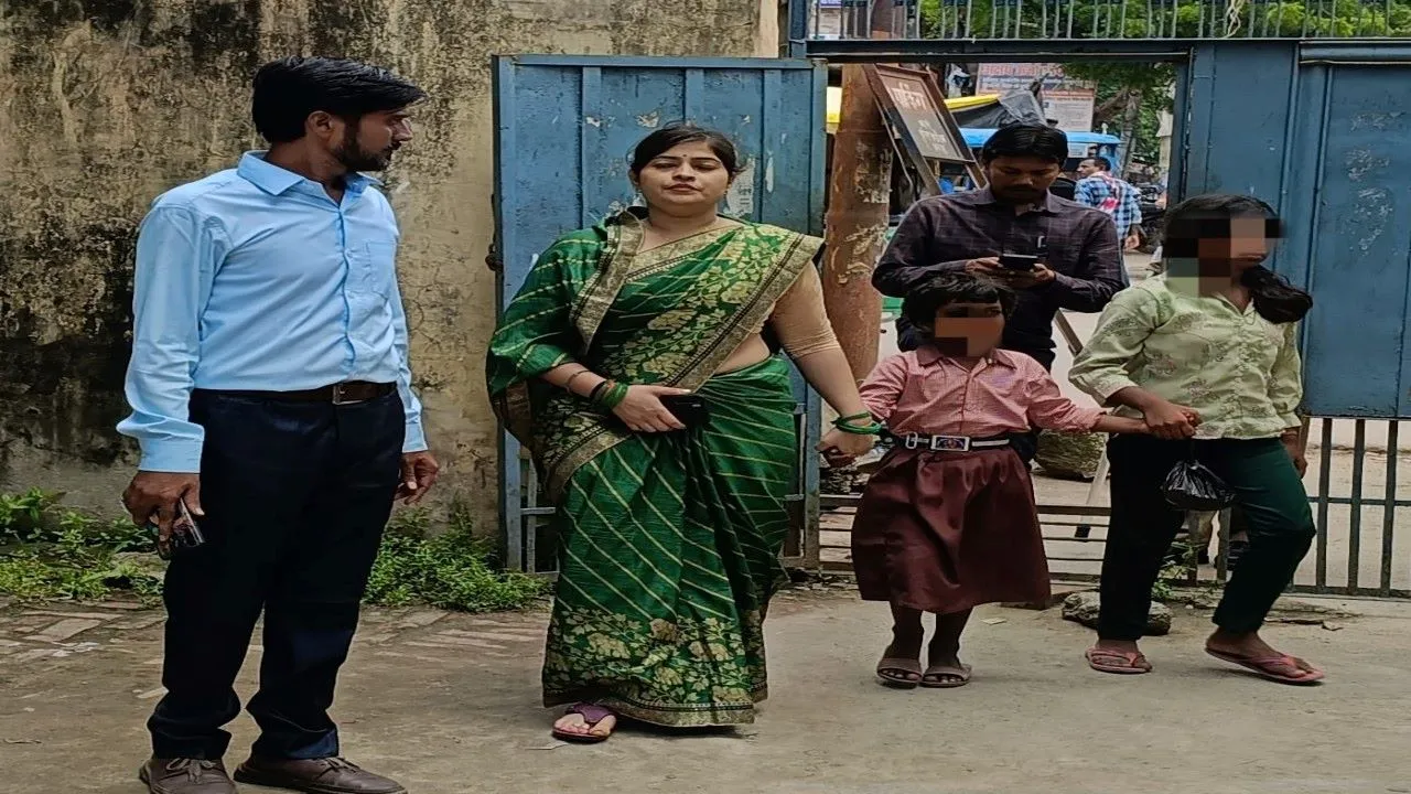 कानपुर : गणेश विसर्जन यात्रा में लोडर बेकाबू, महिला की मौत, 10 घायल 