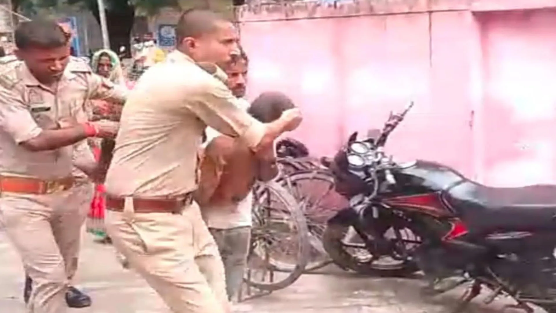 लखीमपुर खीरी : चारा लेने गए किशोर की संदिग्ध परिस्थियों में गर्दन कटी, हालत नाजुक