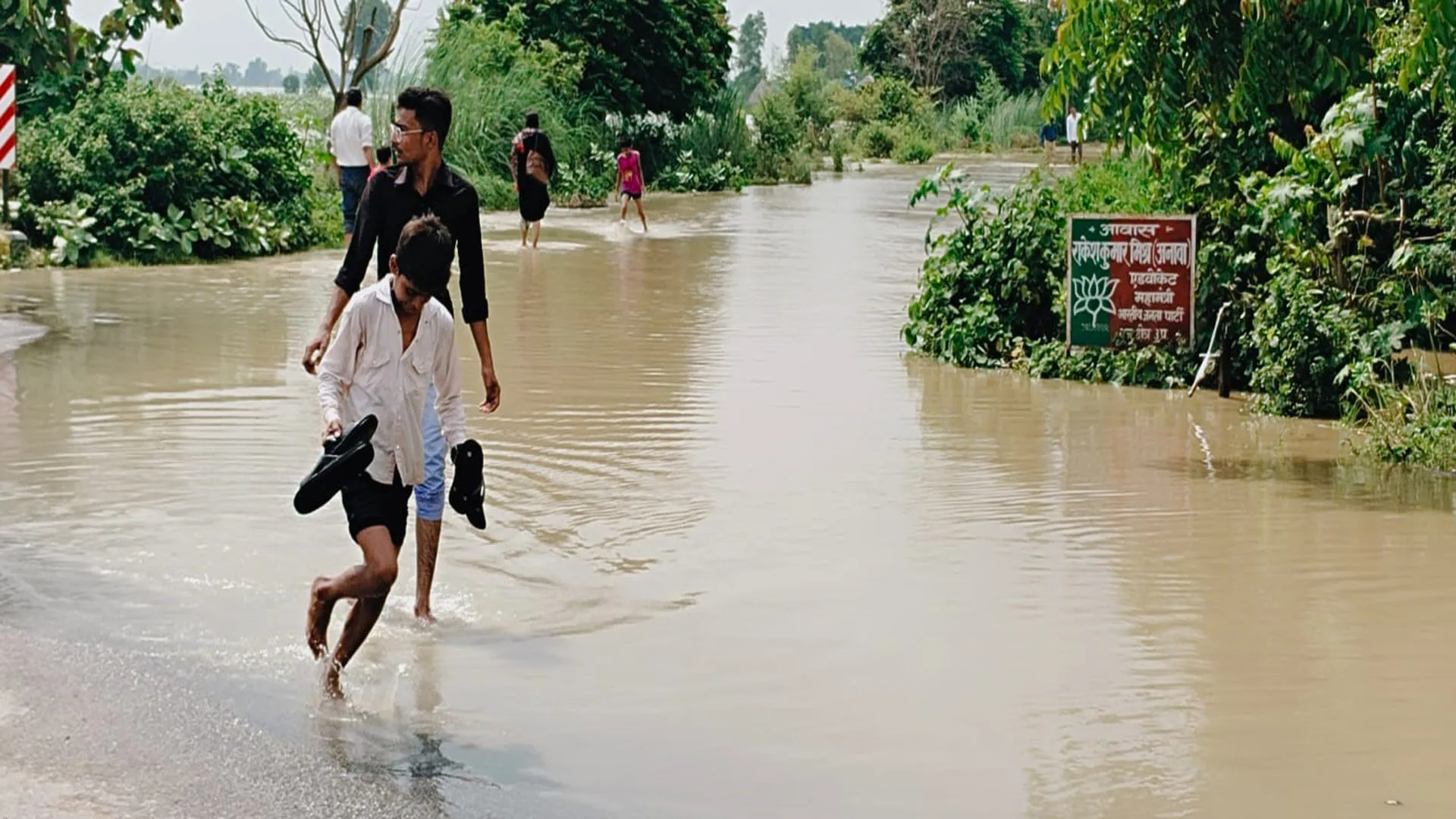 Shahjahanpur news : उफनाई गर्रा नदी का पानी सैलाब बनकर बरेली मोड़ हाईवे पर पहुंचा