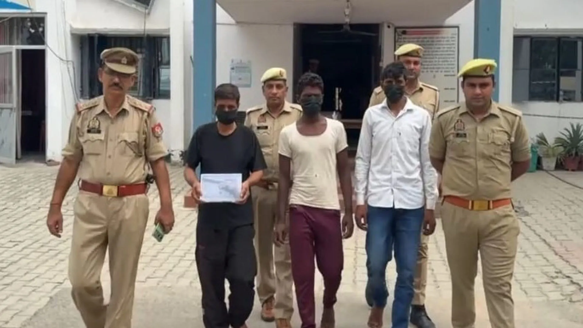 बदायूं : गोकशी मामले का खुलासा कर चार आरोपी मुठभेड़ में पकड़े, एक को पैर में लगी गोली