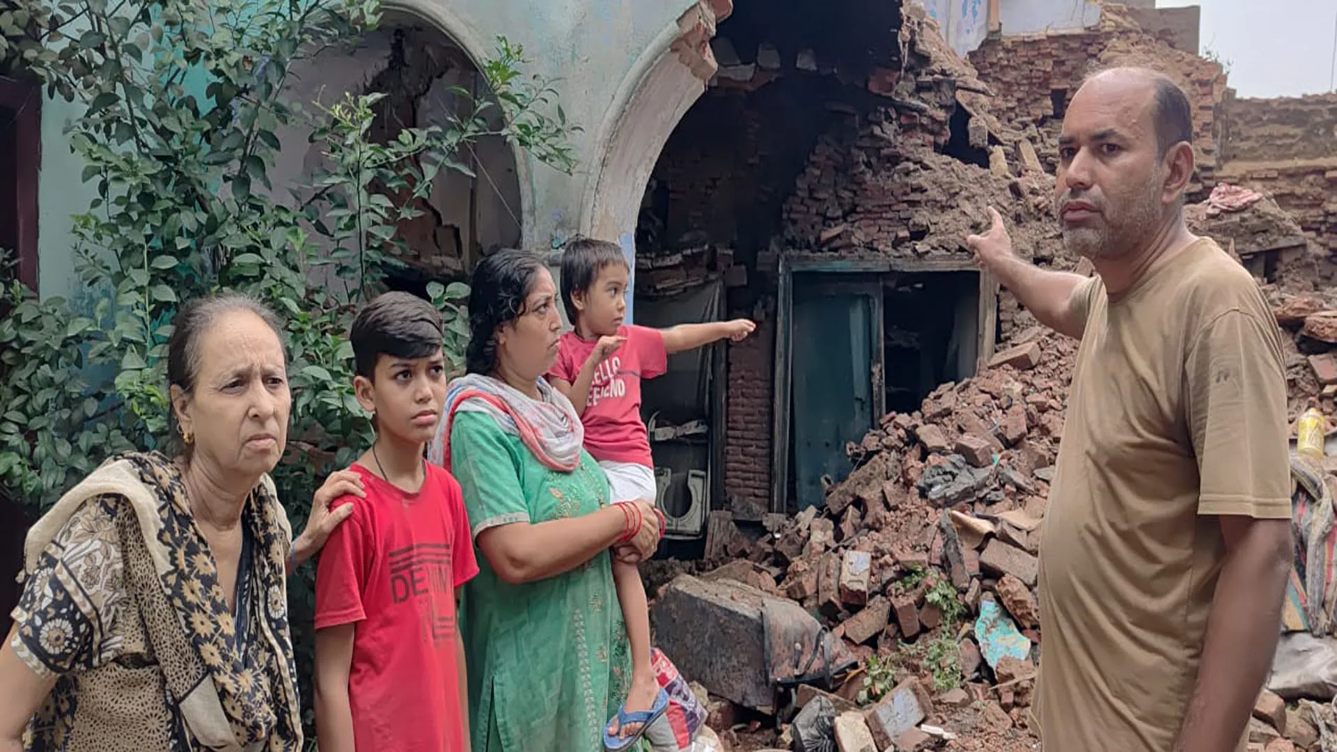 Bareilly : बारिश में जर्जर मकान भरभराकर गिरा, बच गए महिलाएं-बच्चे