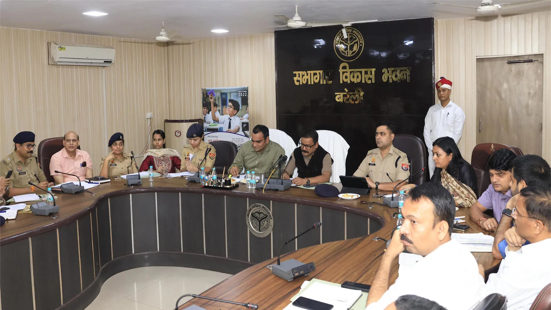 Bareilly : डीएम ने दिए निर्देश...संवेदनशील व अतिसंवेदनशील स्थानों पर विशेष सतर्कता बरतें