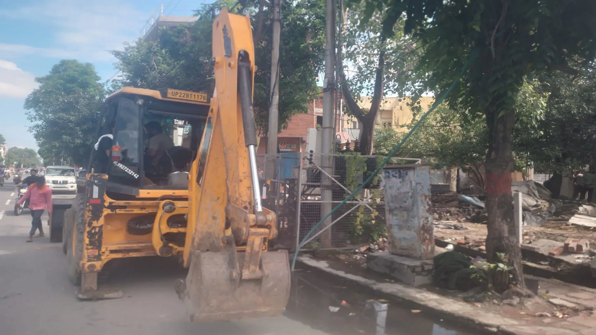 Rampur: आवास विकास की भूमि को कब्जामुक्त कराया, गरजी जेसीबी