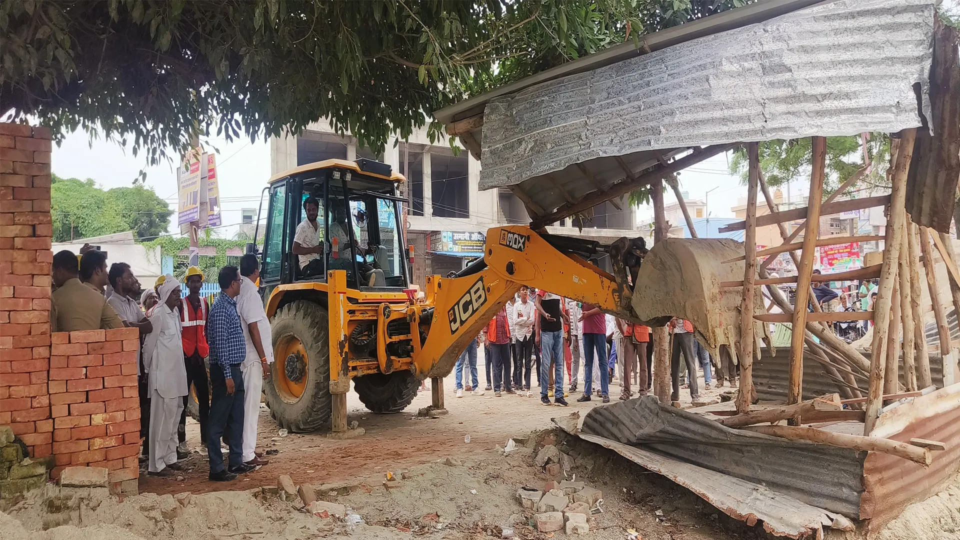 Moradabad : ग्राम समाज की भूमि कराई कब्जा मुक्त, दो दुकानें सील