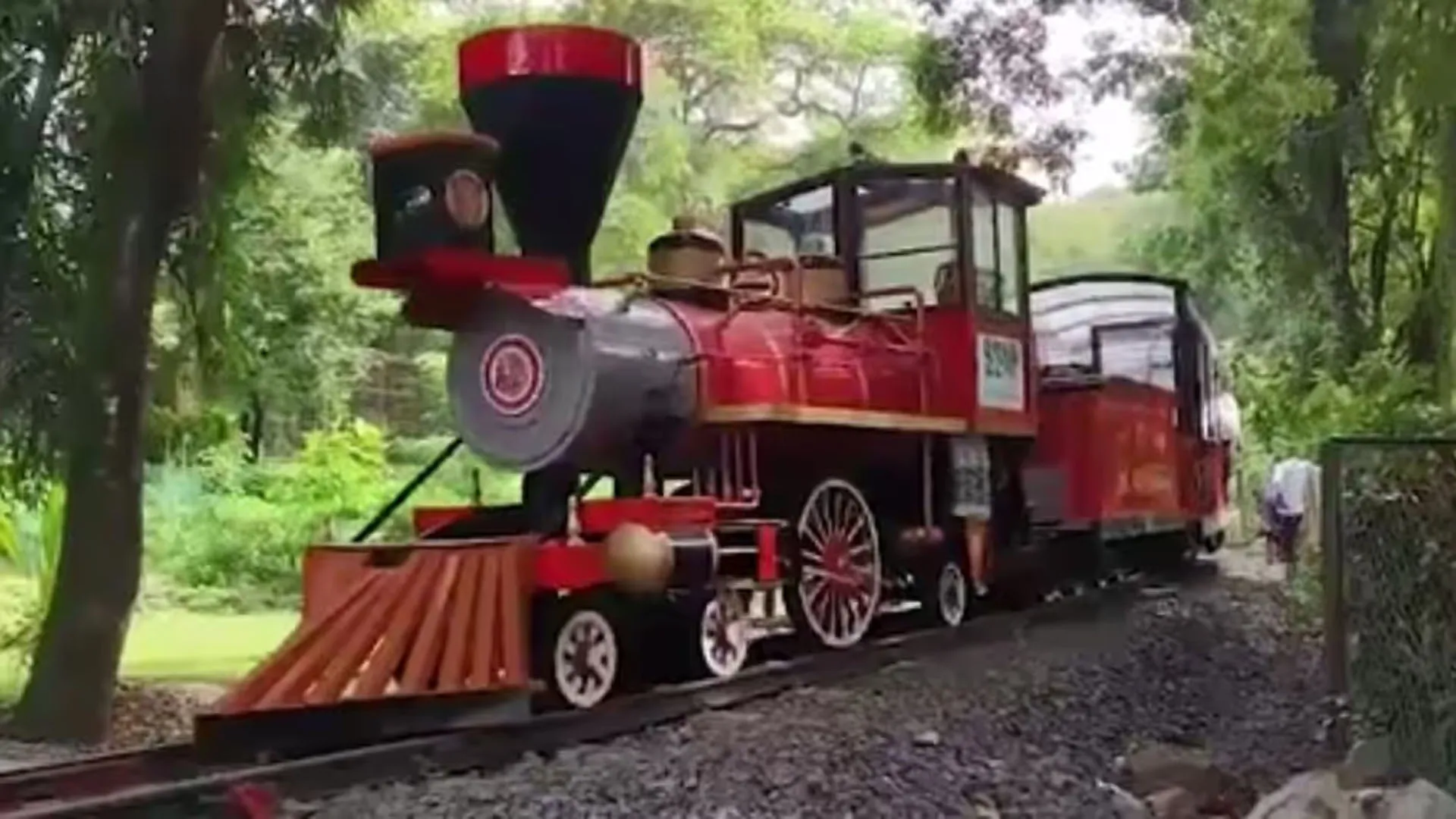 Bareilly : पांच बोगी की टॉय ट्रेन चलेगी, कंपनी ने डीएम के साथ फिर किया सर्वे