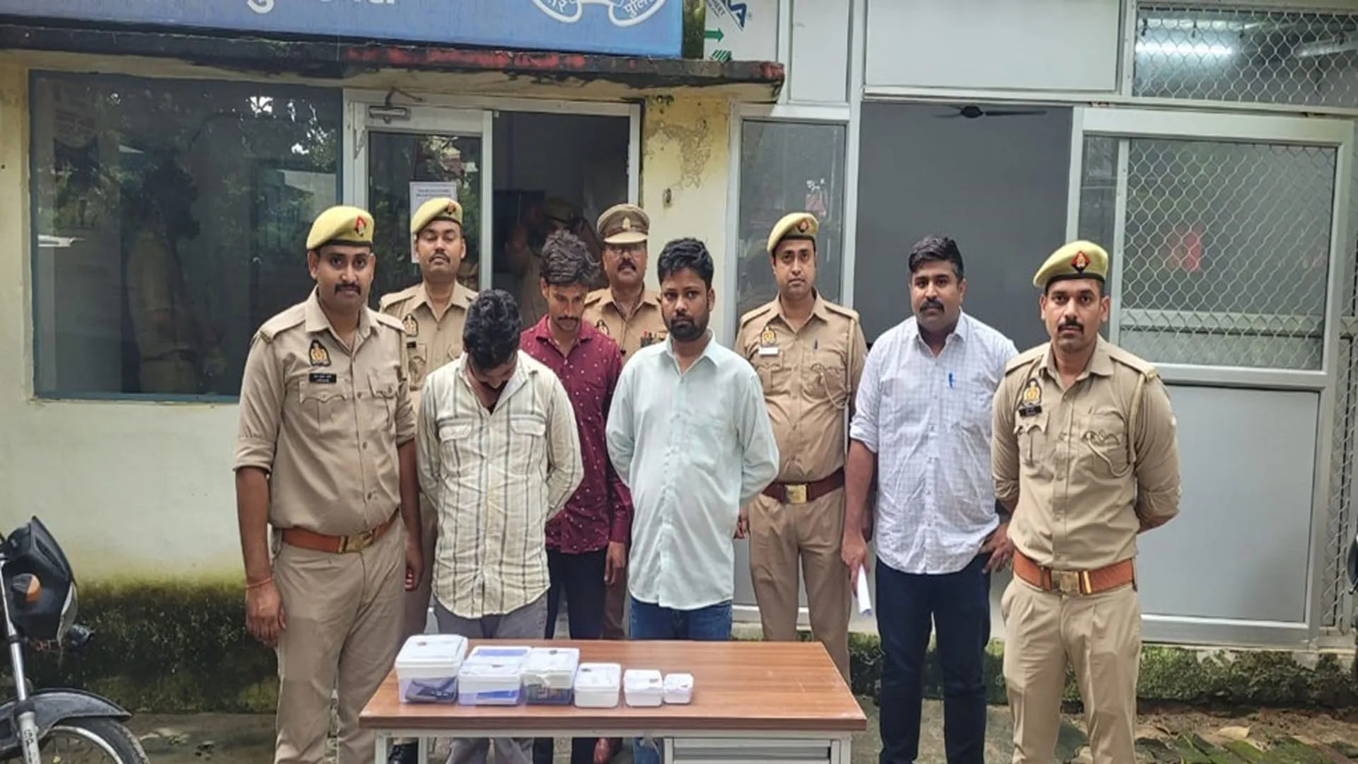 लखीमपुर खीरी : झांसे में लेकर खाताधारकों के नाम पर साइबर ठगी, तीन शातिर गिरफ्तार