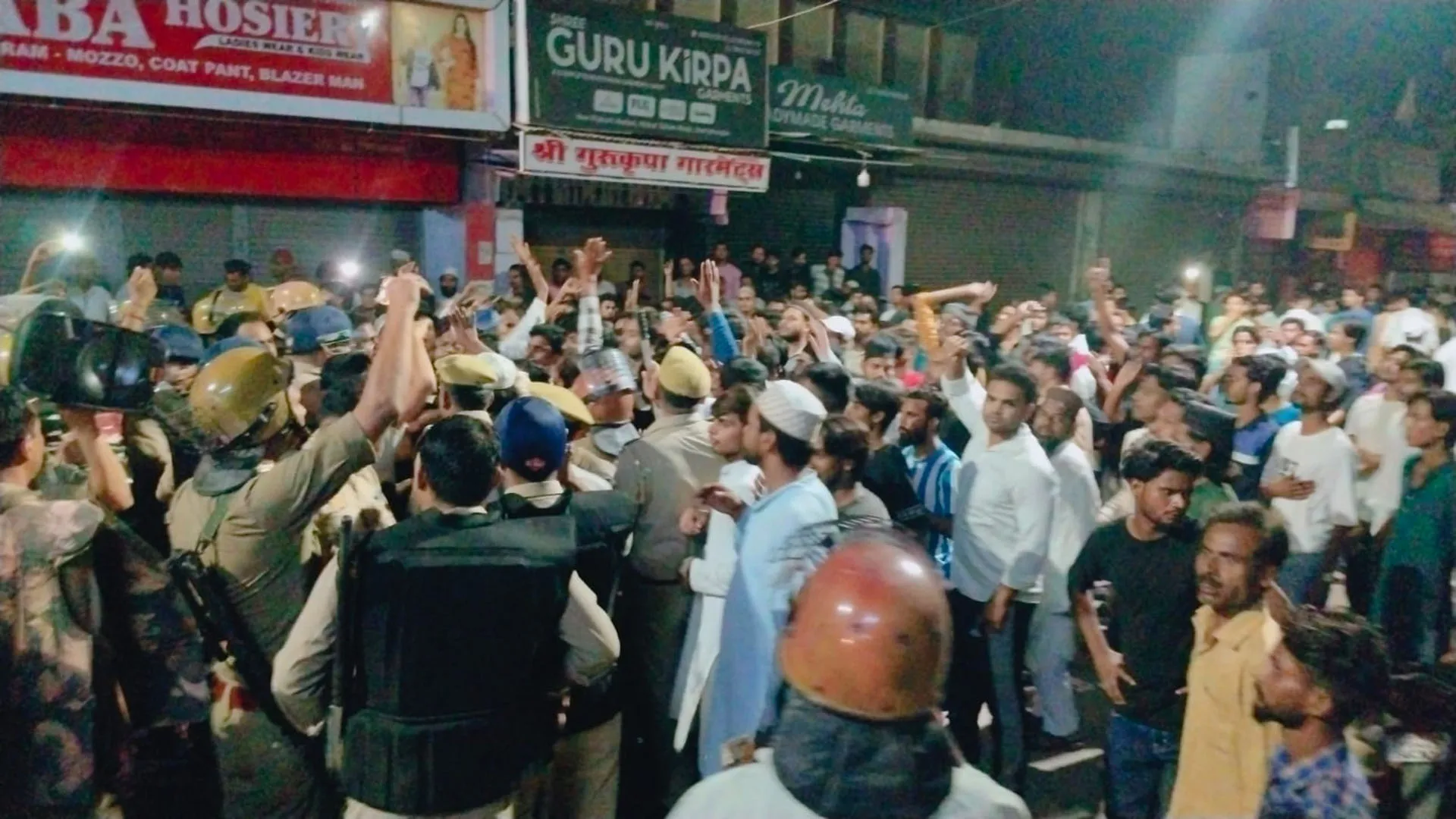 Shahjahanpur : धार्मिक पुस्तक पर टिप्पणी के बाद तनाव, बमुश्किल संभला शहर का माहौल