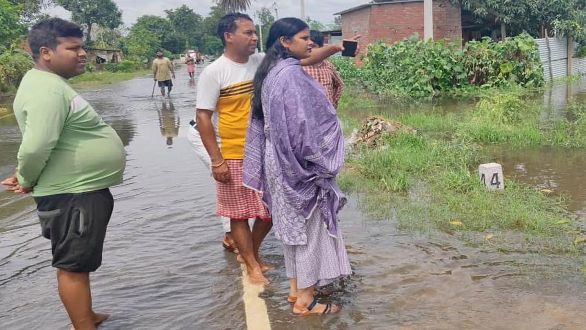 UP : छह दिन बाद थमी बारिश, देवहा का कहर जारी, कई गांवों में बाढ़