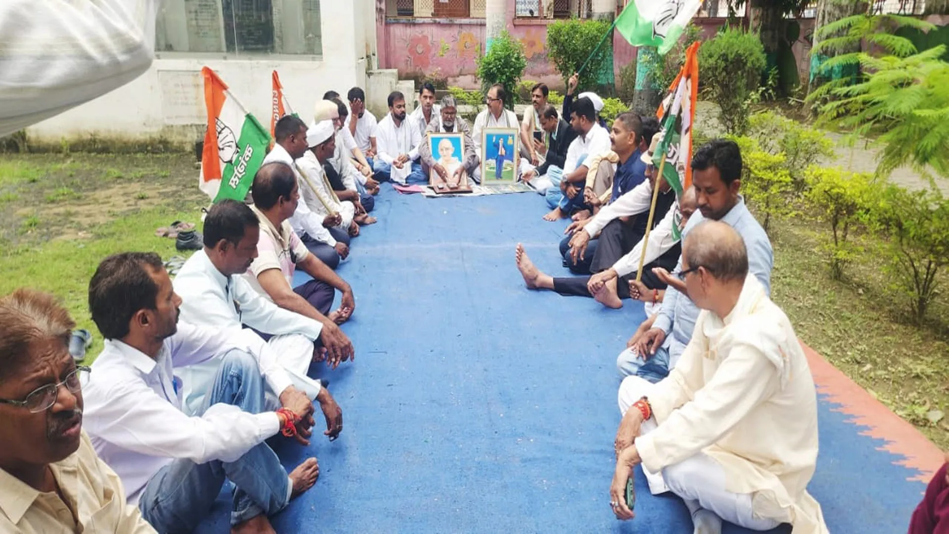 लखीमपुर खीरी : 24 घंटे बाद भी केस दर्ज नहीं, कांग्रेसियों ने गांधी प्रतिमा पर दिया धरना