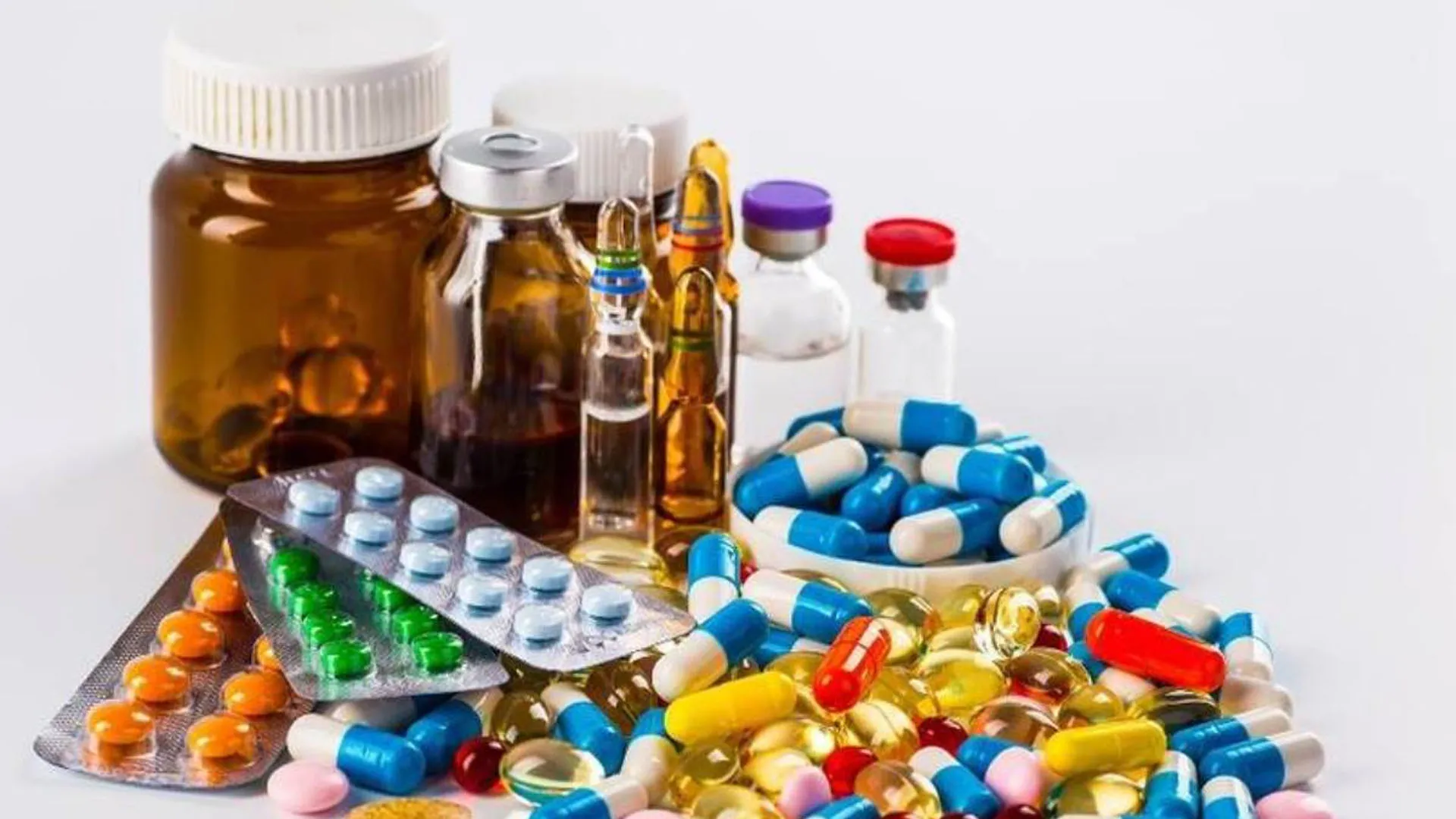 अस्पताल में नहीं मिल रहीं डॉक्टर की लिखी सभी दवाएं, मरीज मजबूर होकर बाहर से खरीद रहें दवाइयां