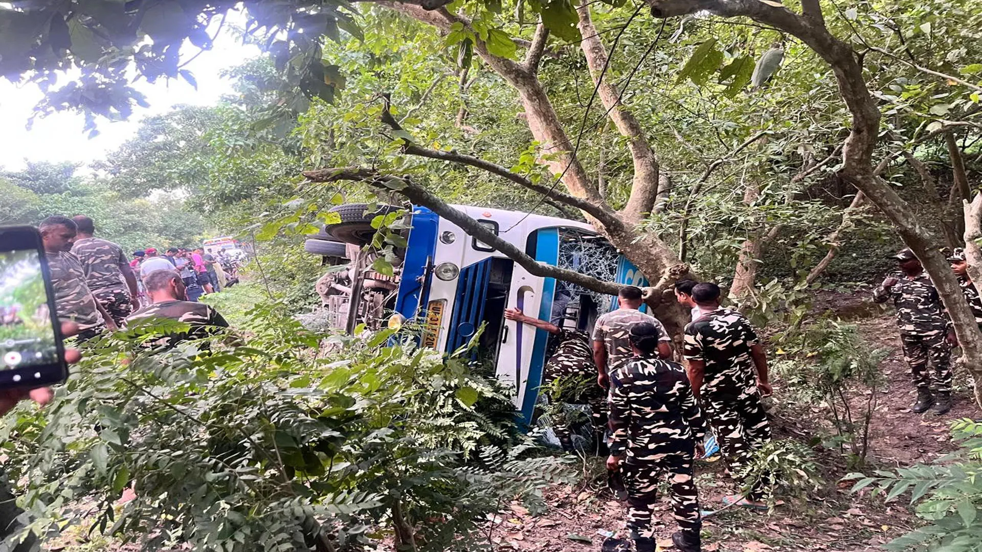 लखीमपुर खीरी : यात्रियों से भरी बस पलटने से एक नेपाली नागरिक की मौत, कई घायल 