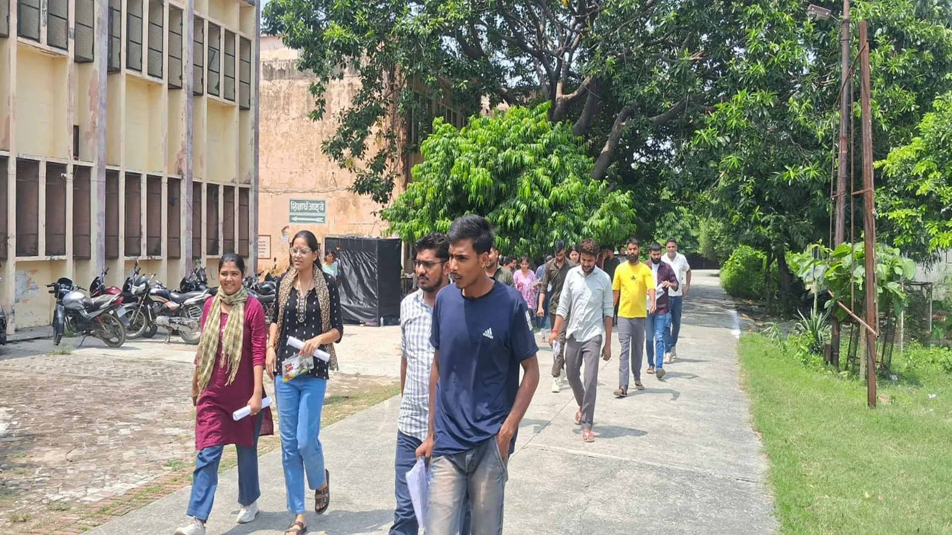 बदायूं: जिले के 24 केंद्रों पर 14832 अभ्यर्थियों ने दी परीक्षा, 4848 रहे अनुपस्थित