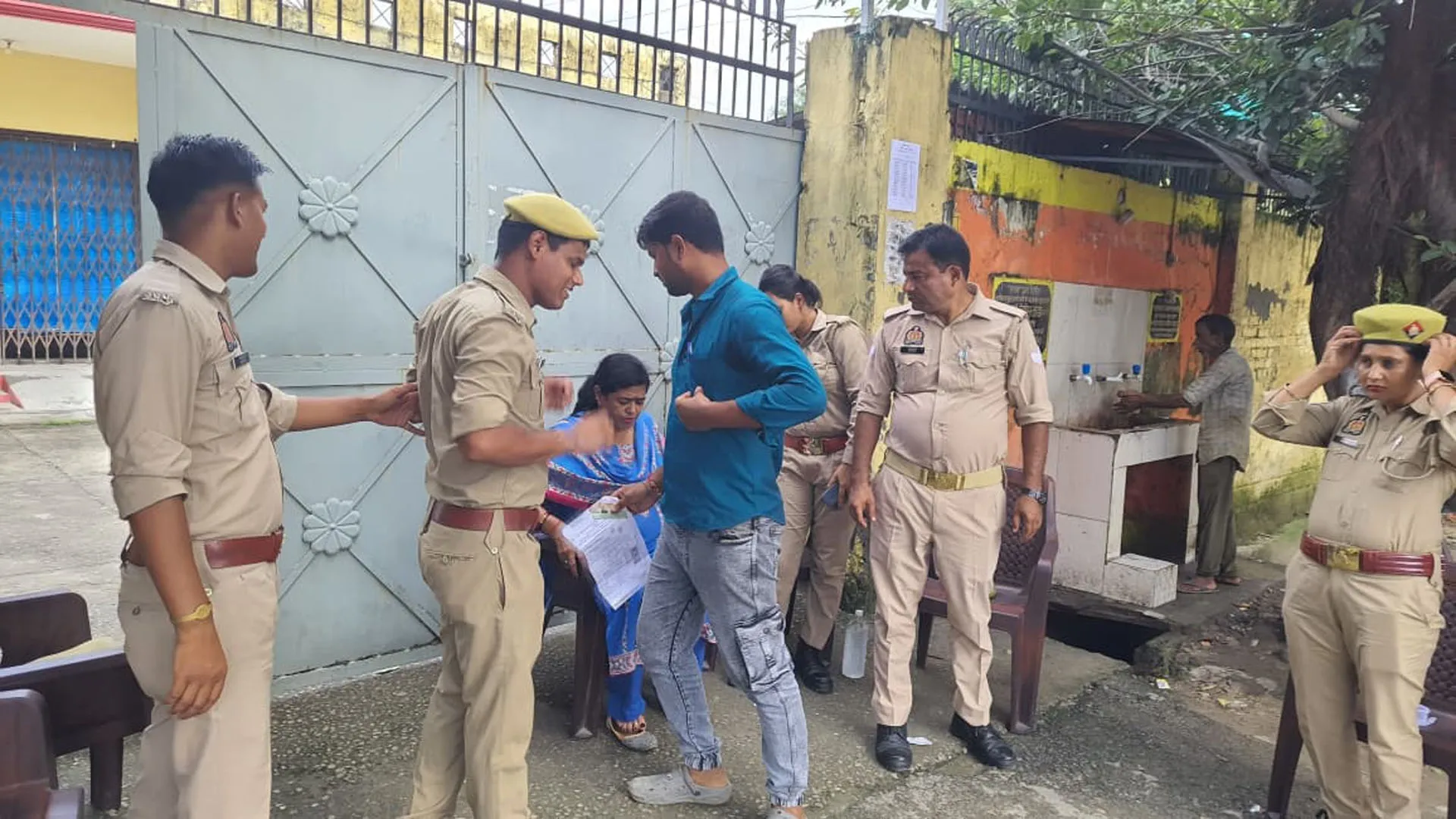 Rampur : सख्त पहरे के बीच जिले के 15 केंद्रों पर पीईटी परीक्षा जारी