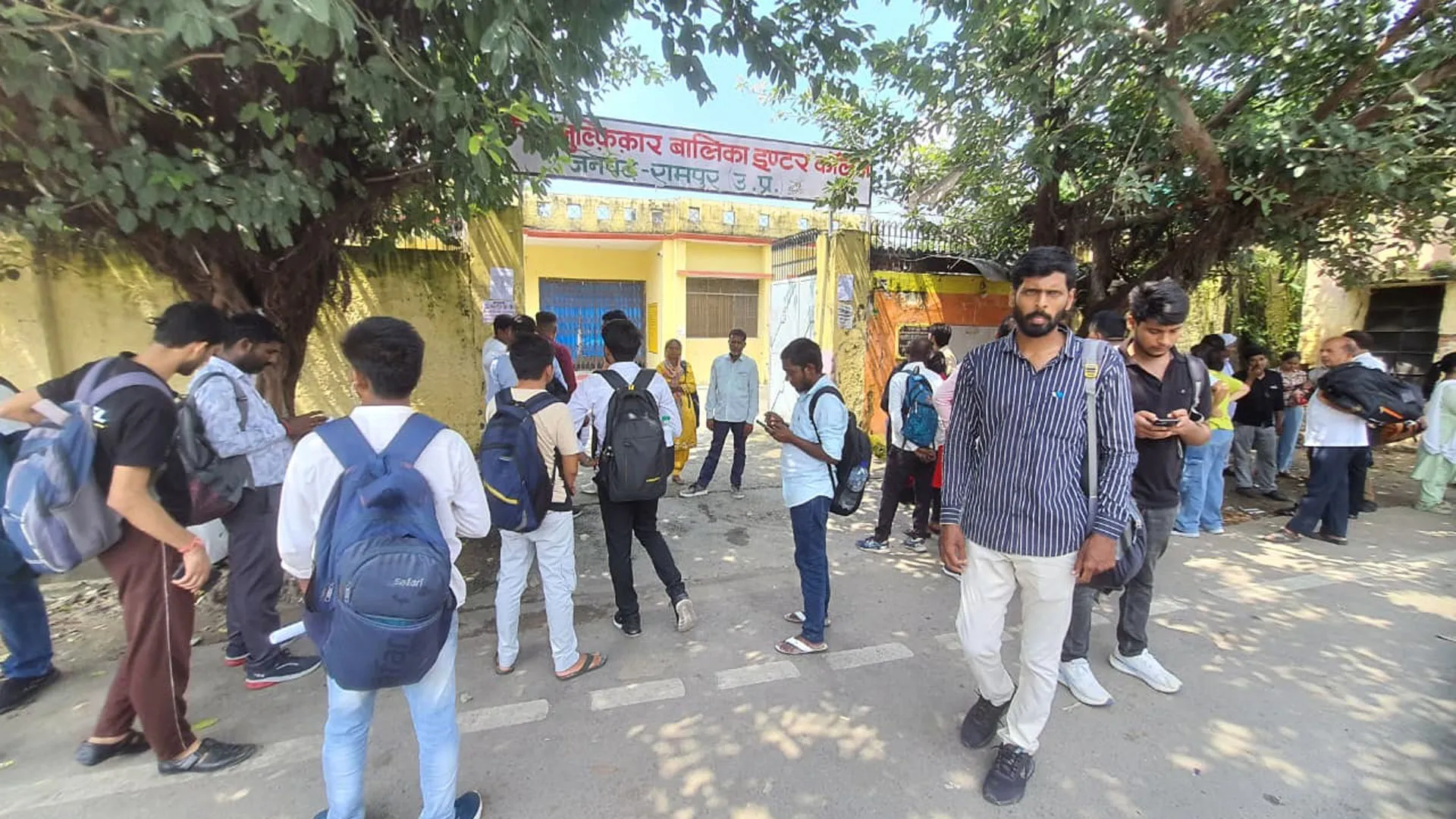 Rampur : कड़ी सुरक्षा के बीच दूसरे दिन भी 15 केंद्रों पर शुरू हुई पीईटी परीक्षा