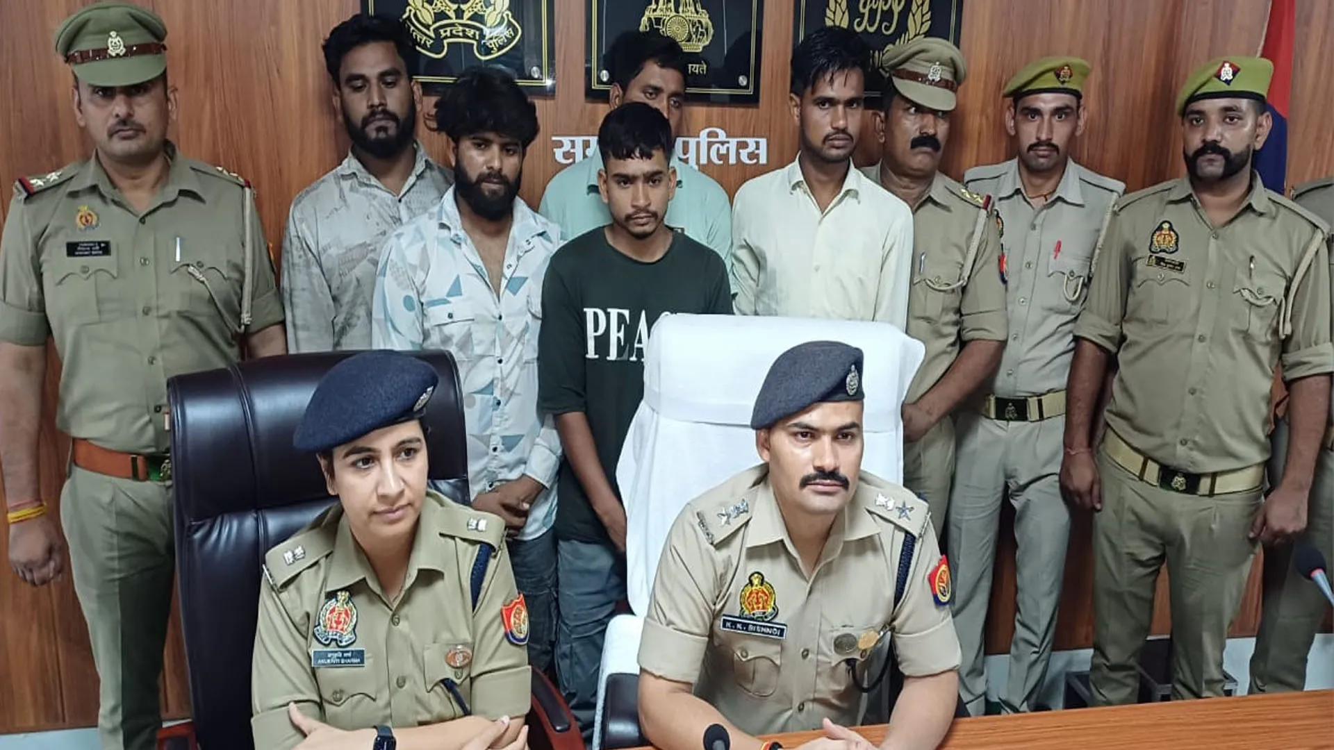 UP: लोन के बहाने अश्लील फोटो से ब्लैकमेल कर रंगदारी वसूलने वाले 5 गिरफ्तार