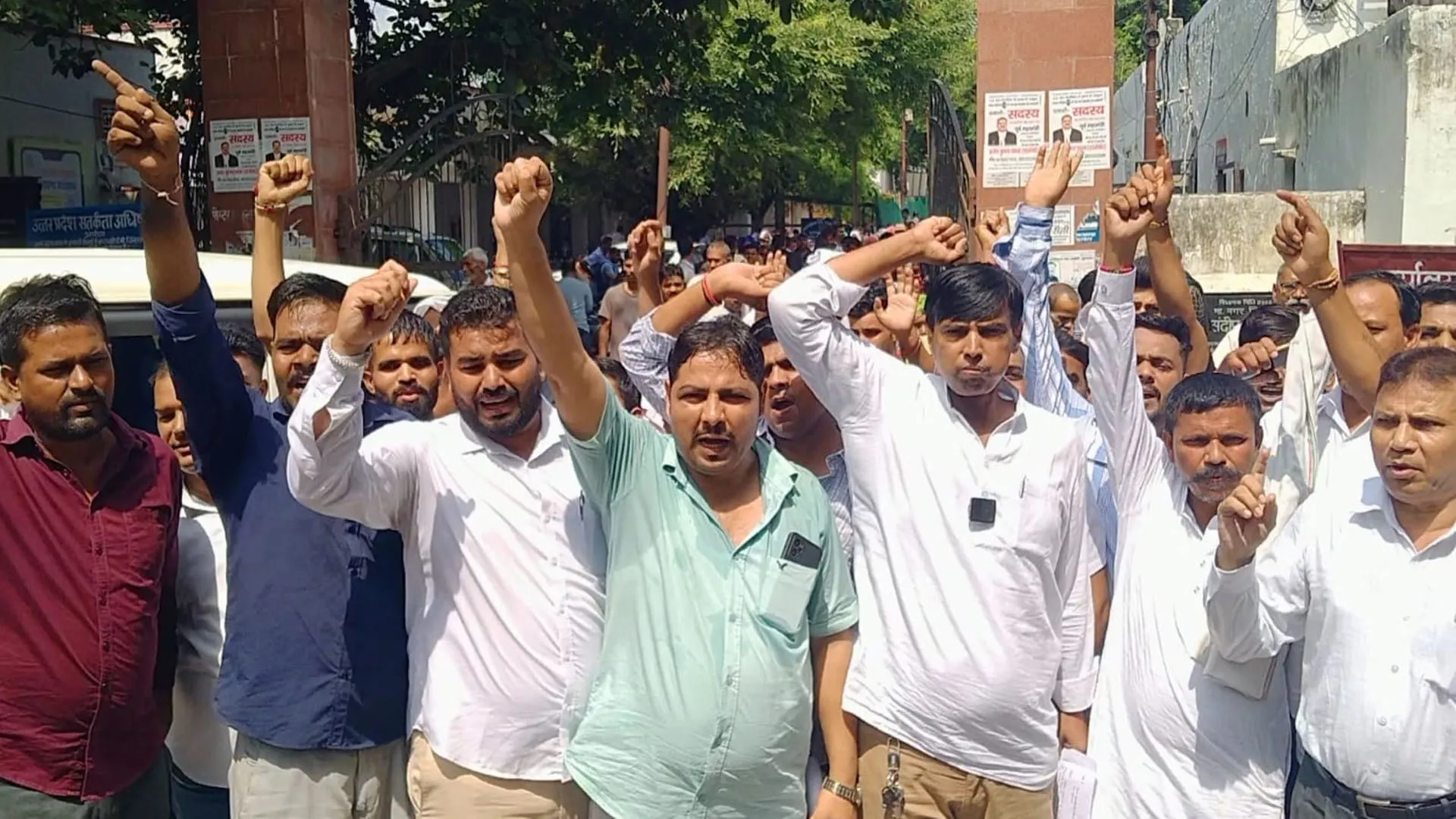 Moradabad : मझोला पुलिस के खिलाफ फूटा गुस्सा, आक्रोशित ग्रामीणों का एसएसपी कार्यालय पर प्रदर्शन
