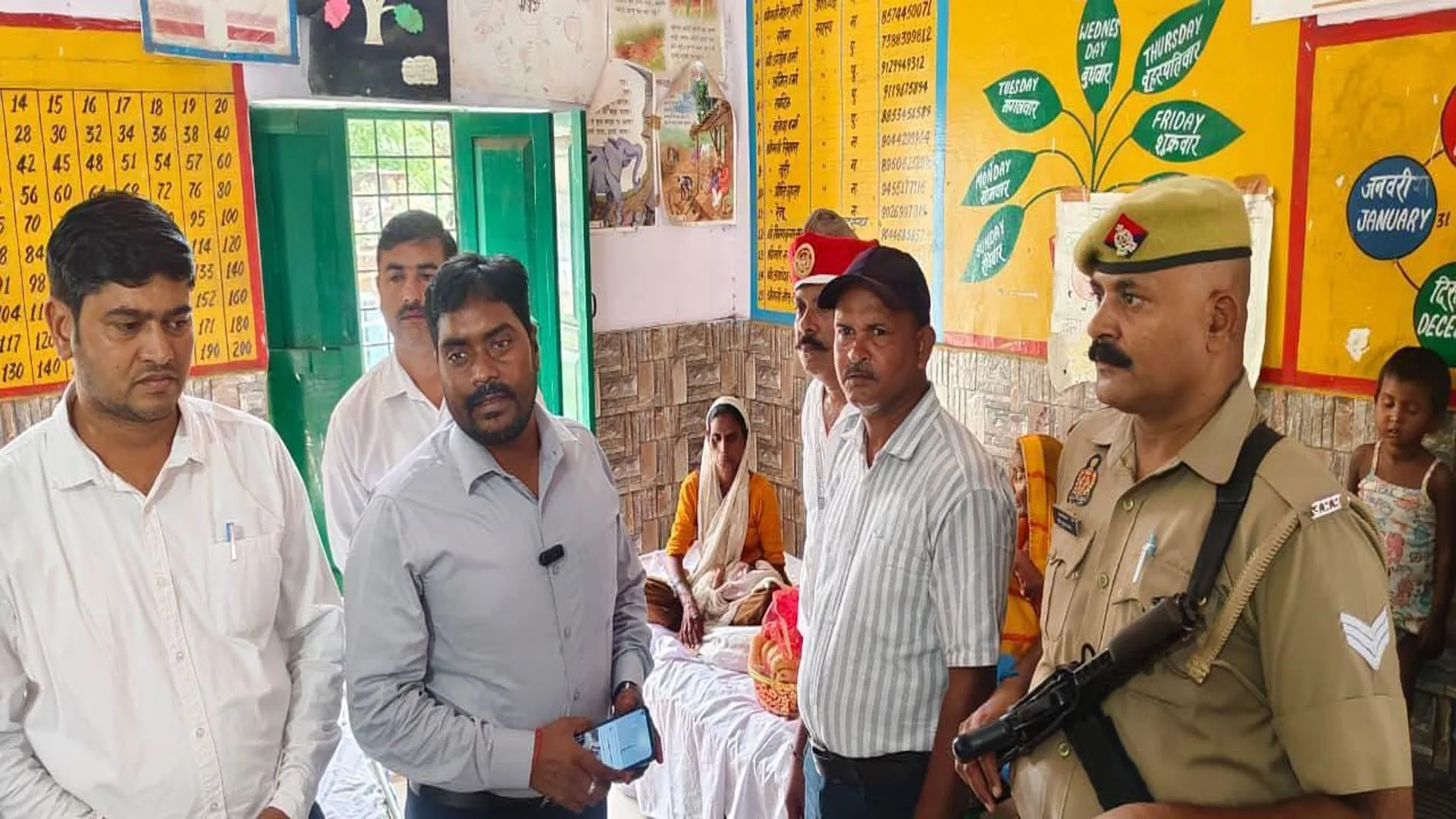 UP : बाढ़ शरणालय में गूंजी किलकारी, एडीएम ने बच्चे का नाम रखा बहादुर