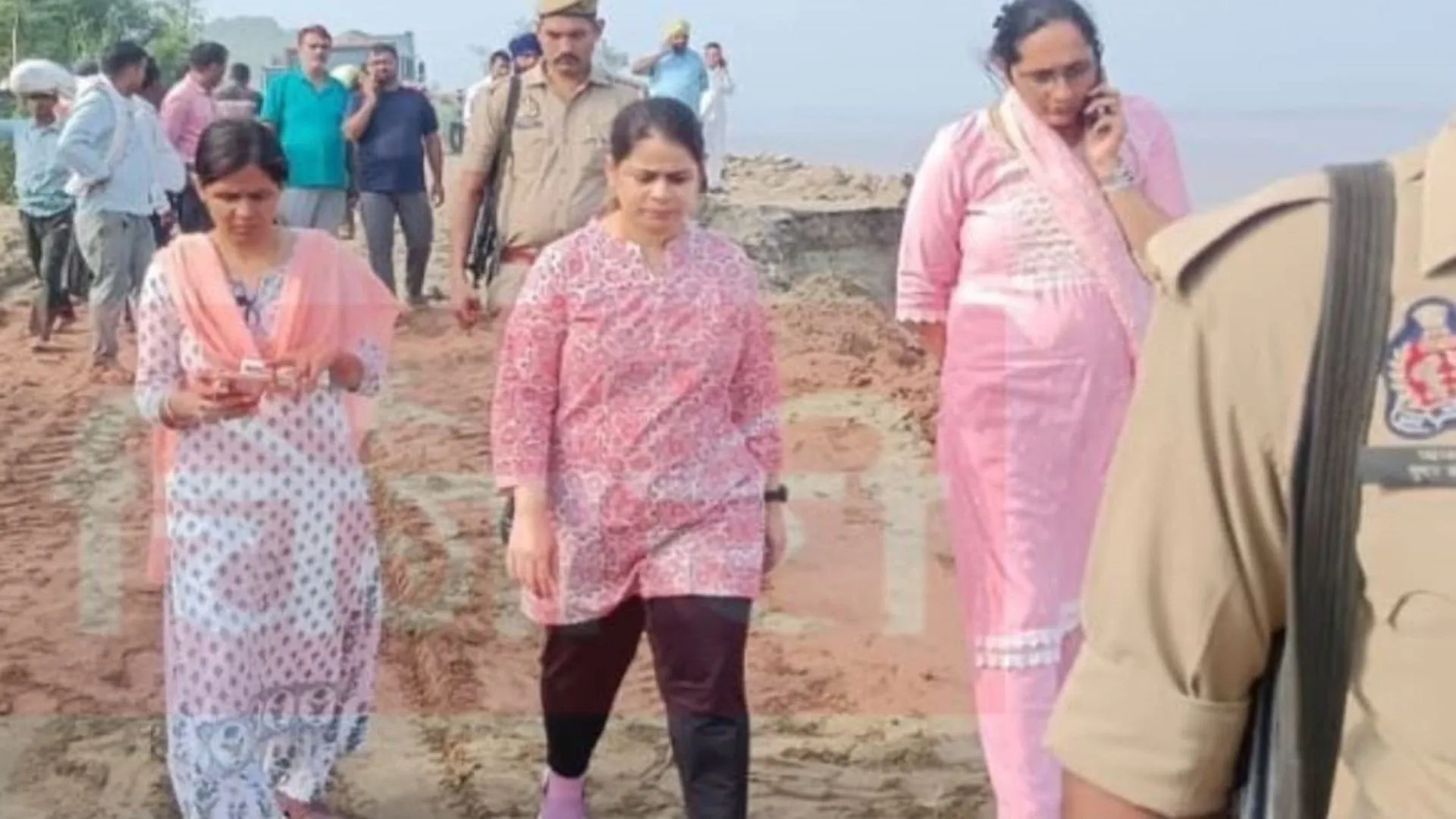 UP : तटबंध टूटने ही वाला था कि एक बड़ी ढांग ने बचा ली तबाही