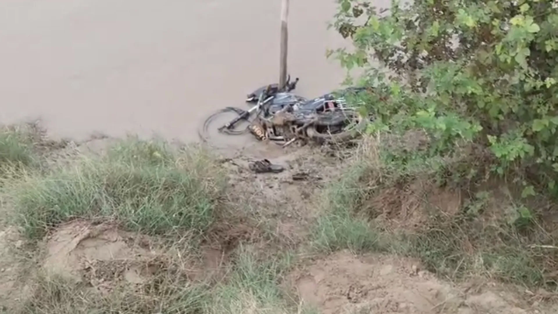 Bareilly news: नदी किनारे मिली बाइक और चप्पल मगर फौजी लापता, परिवार को अनहोनी की आशंका